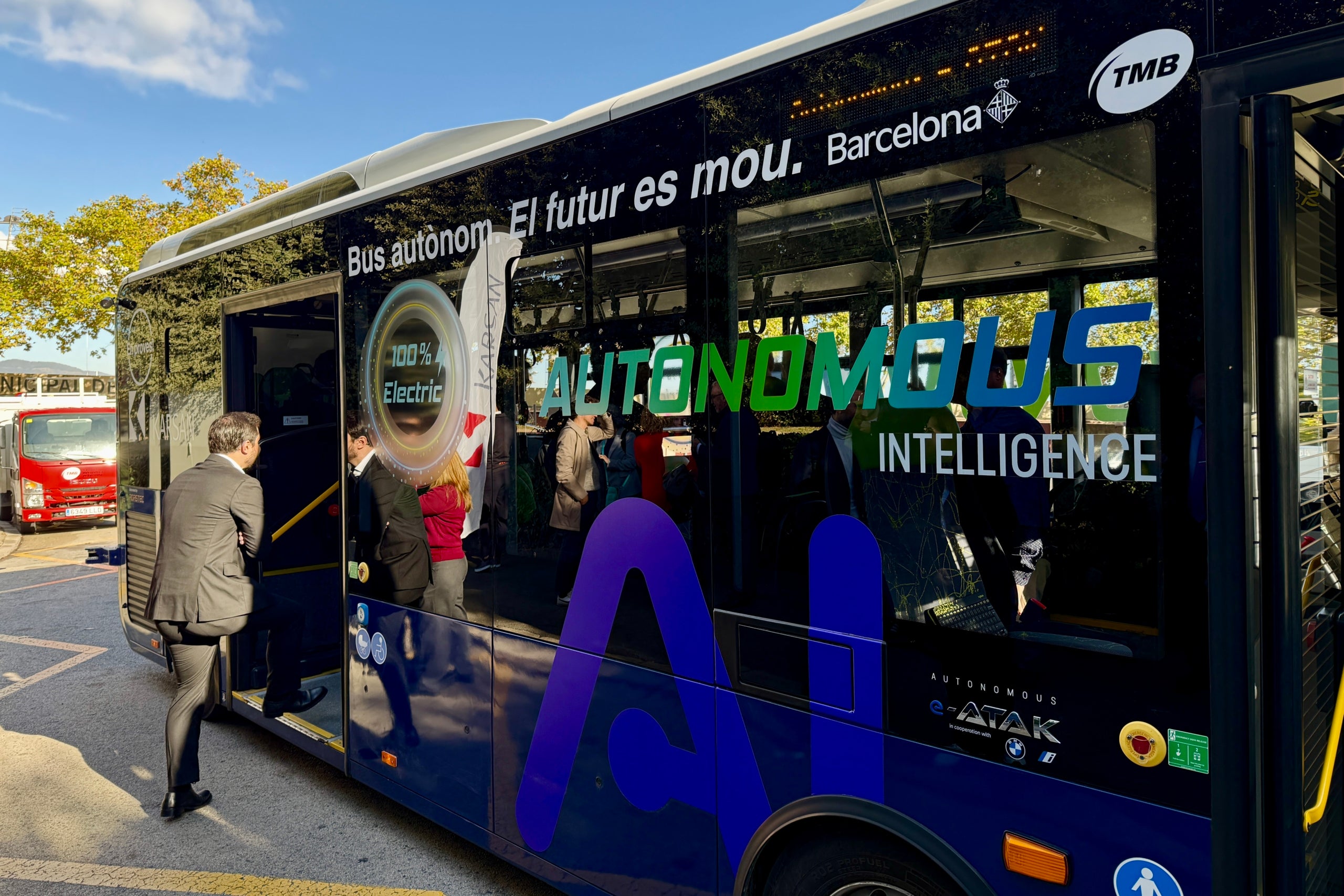 Un passatger pujar al bus autònom que TMB prova a Barcelona / ACN