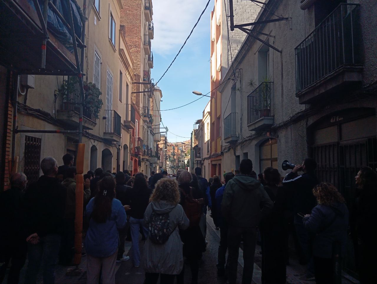 Veïns concentrats per aturar el desnonament d'en Josep Beltrán, un dels afectats pels retards del 'Calaix de Sants' / GHAS