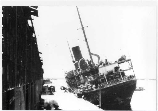 Vapor Uruguay, durant les tasques de reflotament realitzades al port de Barcelona després de la Guerra Civil Espanyola / Desconegut (1939) / Museu Marítim de Barcelona