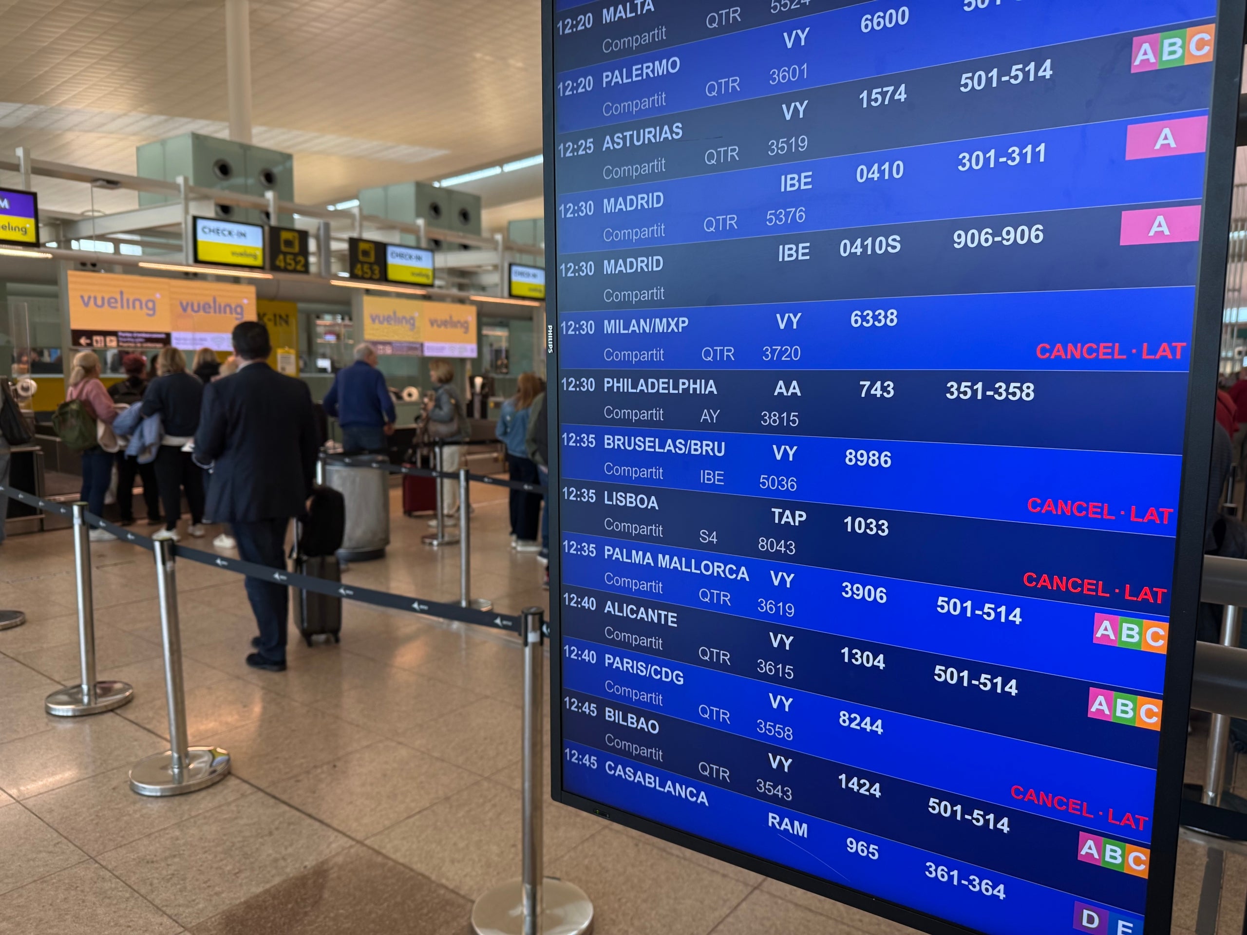 Pasajeros afectados por la cancelación de medio centenar de vuelos por el temporal en el aeropuerto del Prat / Àlex Recolons (ACN)