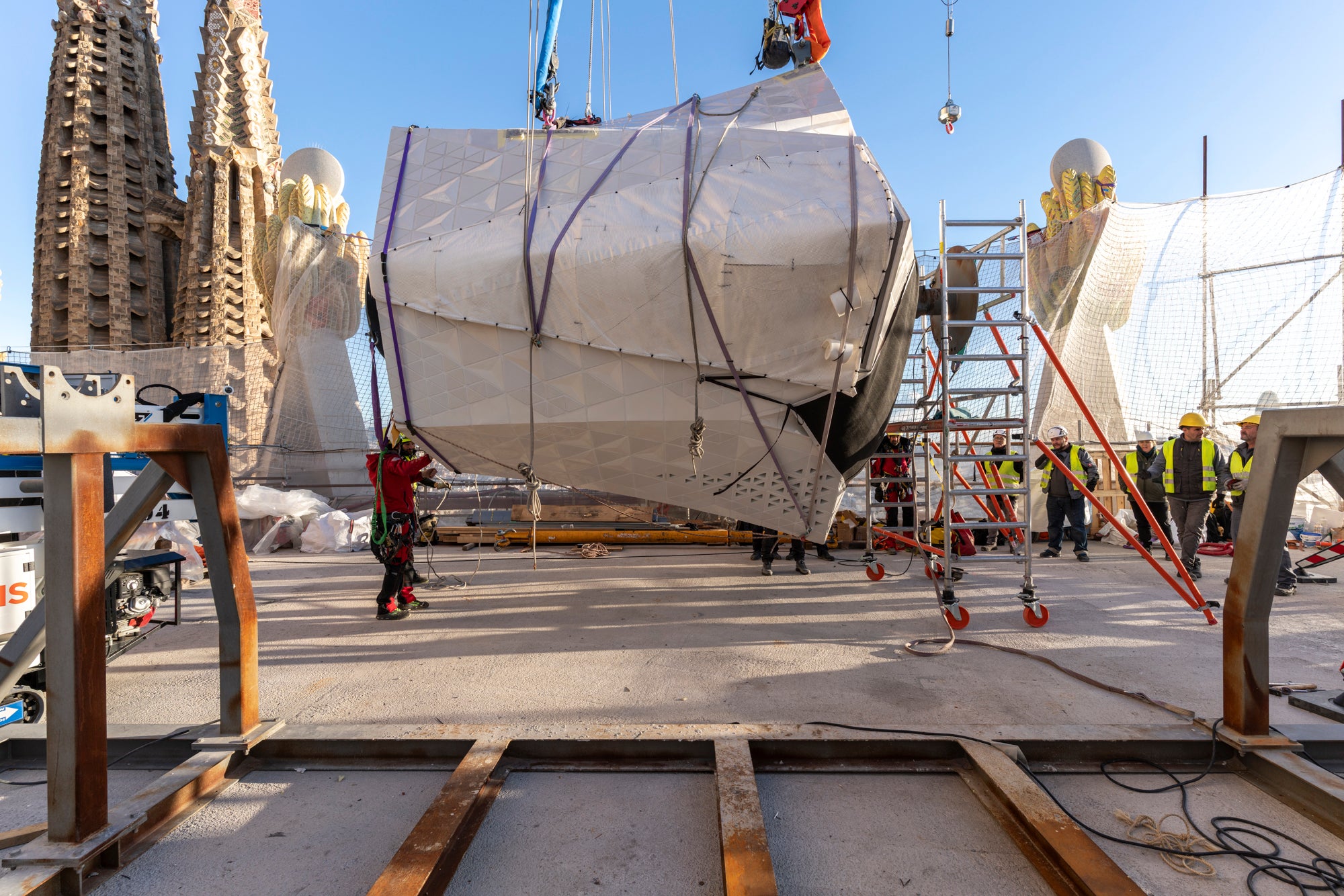 Avança la instal·lació de la creu de la torre de Jesucrist de la Sagrada Família amb els dos primers braços horitzontals | Cedida a l'ACN per la Fundació de la Junta Constructora del Temple Expiatori de la Sagrada Família/Pep Daudé