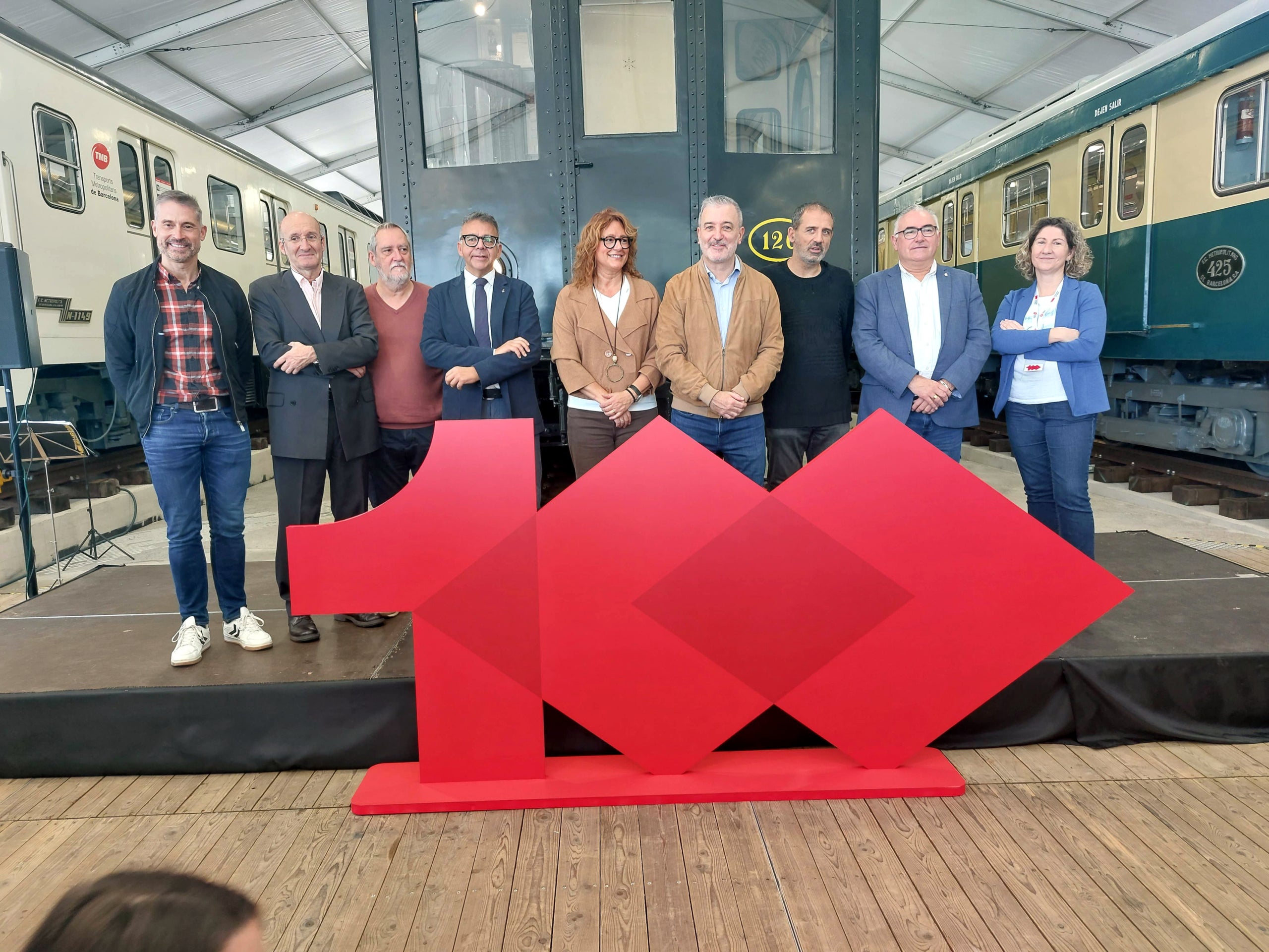 Las autoridades durante la inauguración de la exposición de metros históricos / ACN