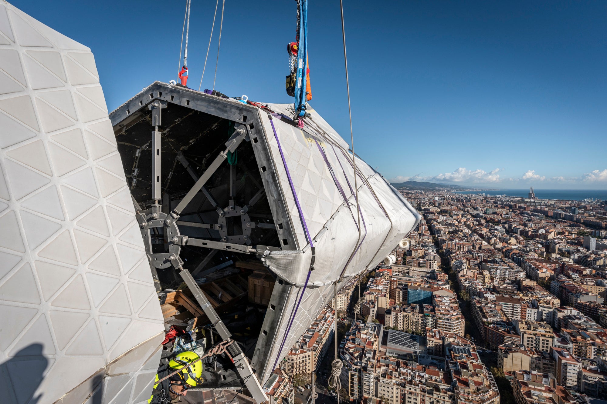 Avança la instal·lació de la creu de la torre de Jesucrist de la Sagrada Família amb els dos primers braços horitzontals | Cedida a l'ACN per la Fundació de la Junta Constructora del Temple Expiatori de la Sagrada Família/Pep Daudé