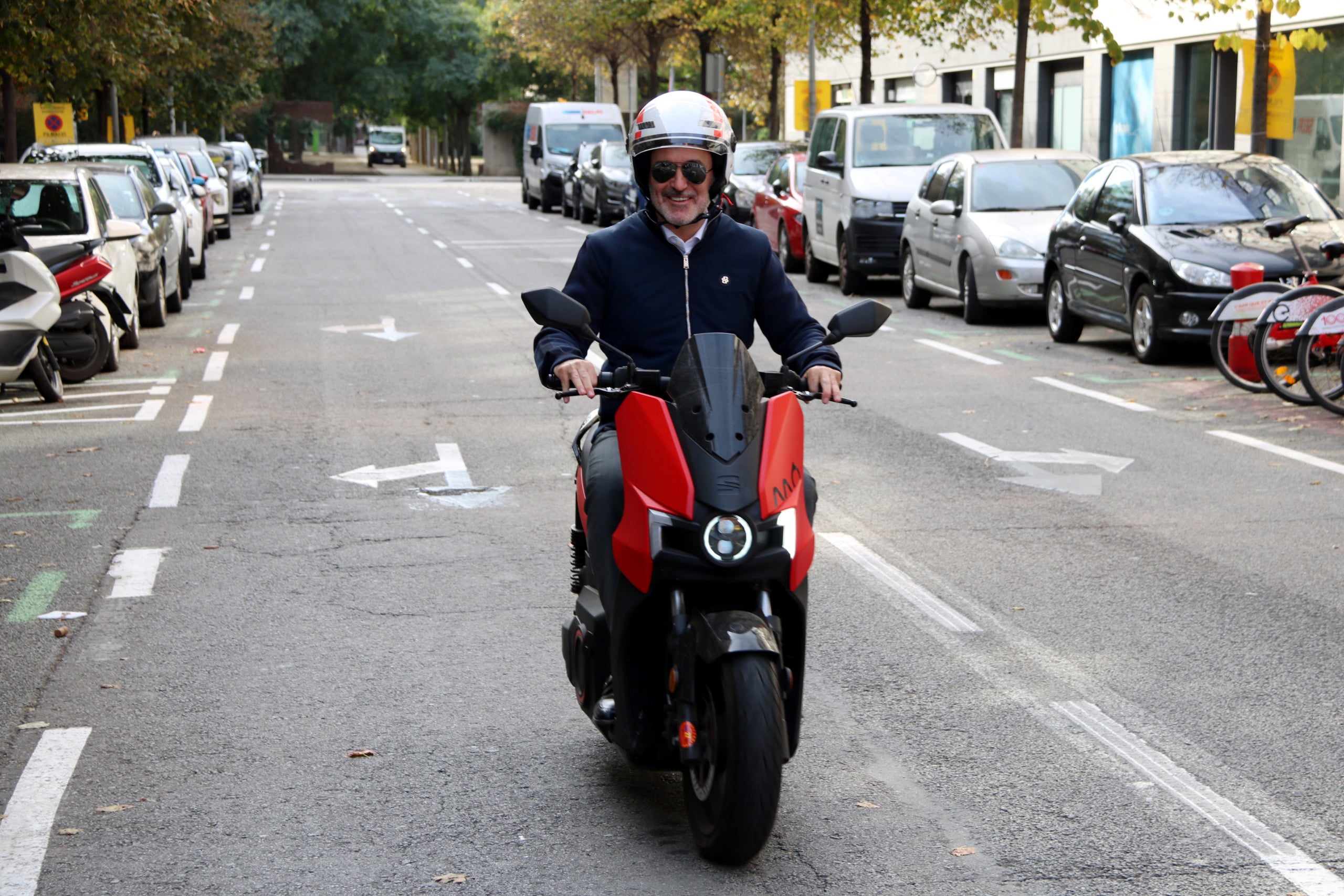 Jaume Collboni, conduint un ciclomotor aquest dilluns a Barcelona / ACN-Jordi Bataller