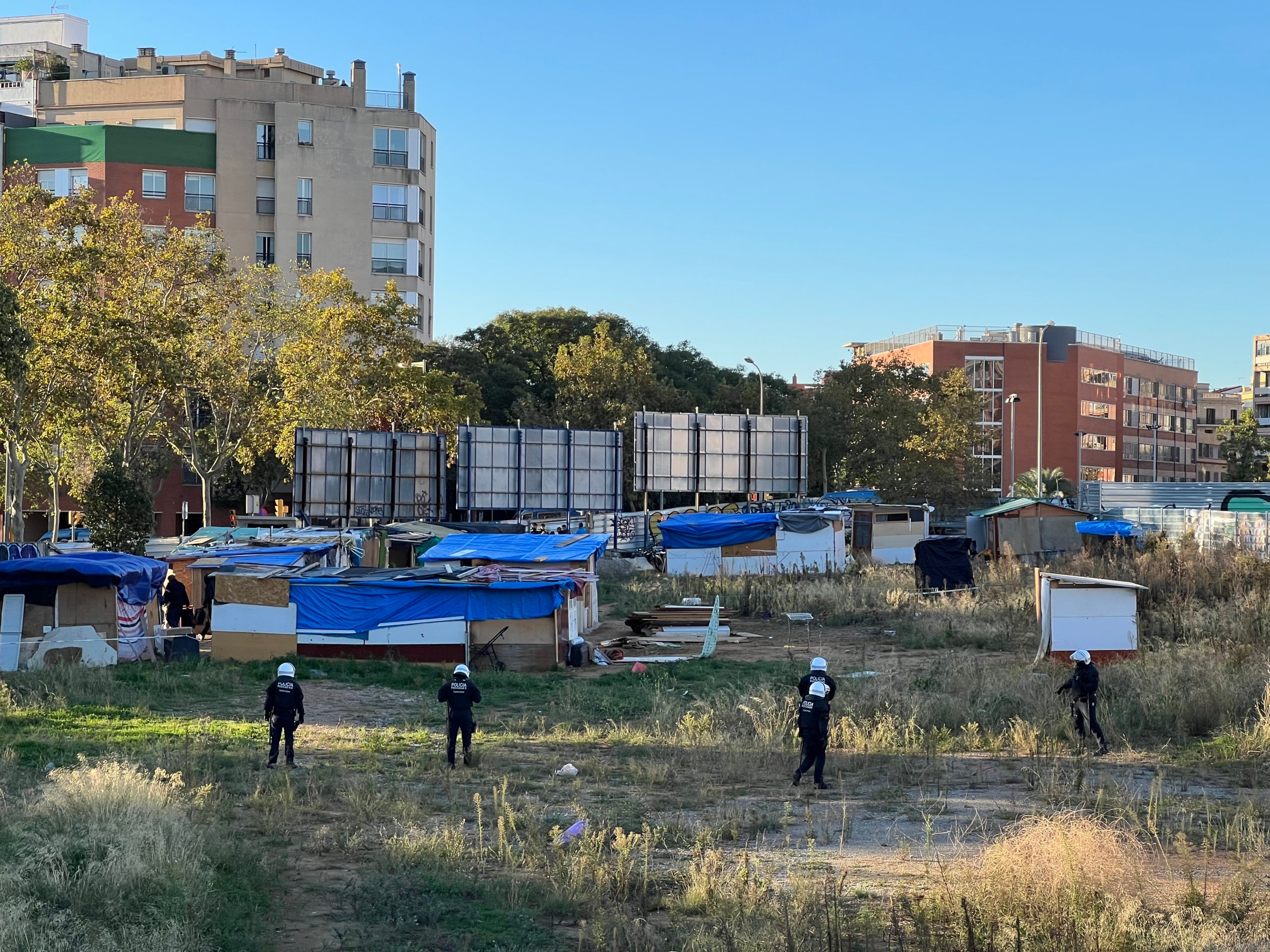 Guardia Urbana, en los asentamientos de Bac de Roda, este miércoles / ACN-Norma Vidal