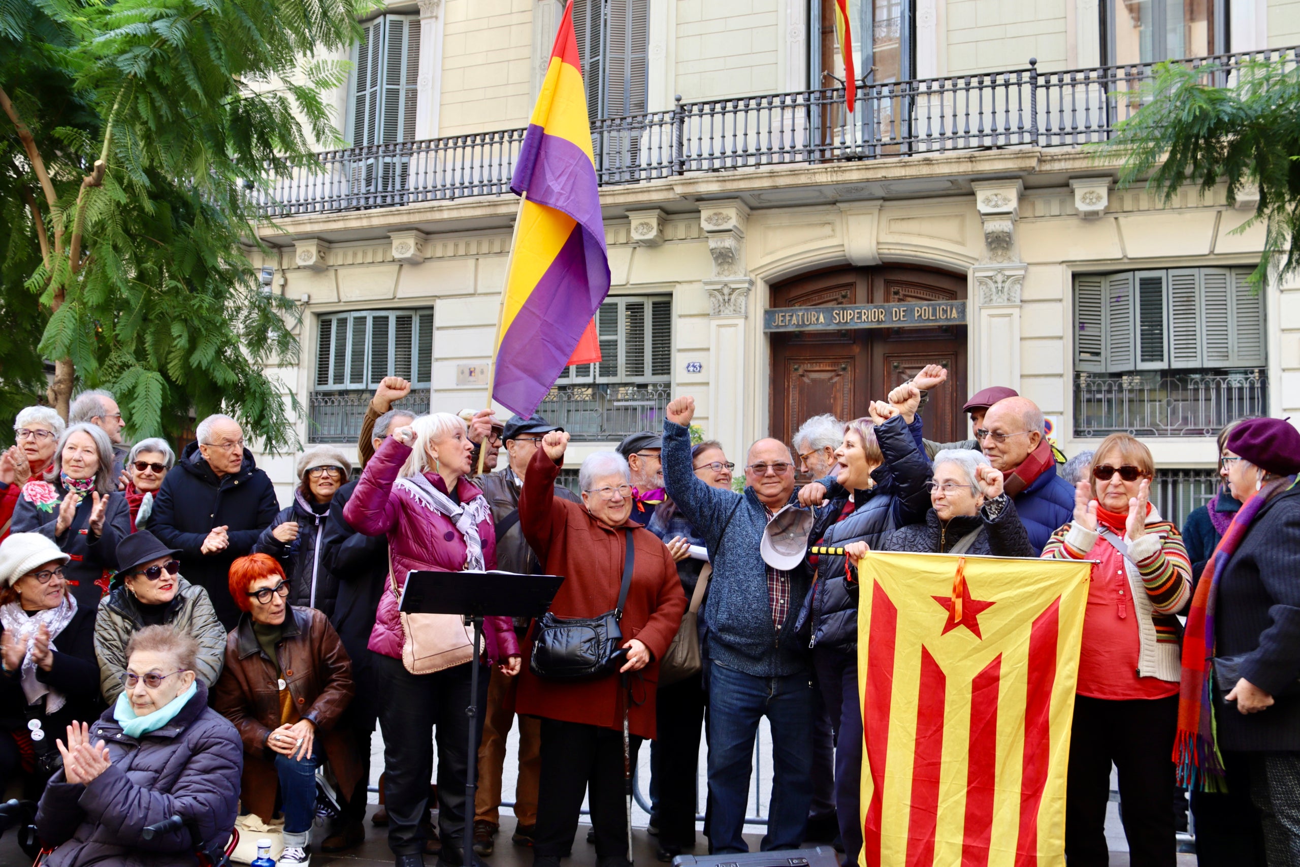Represaliats pel franquisme commemoren els 50 anys de la mort del dictador davant la comissaria de la Policia Nacional a la Via Laietana de Barcelona. | Maria Pratdesaba  (ACN)