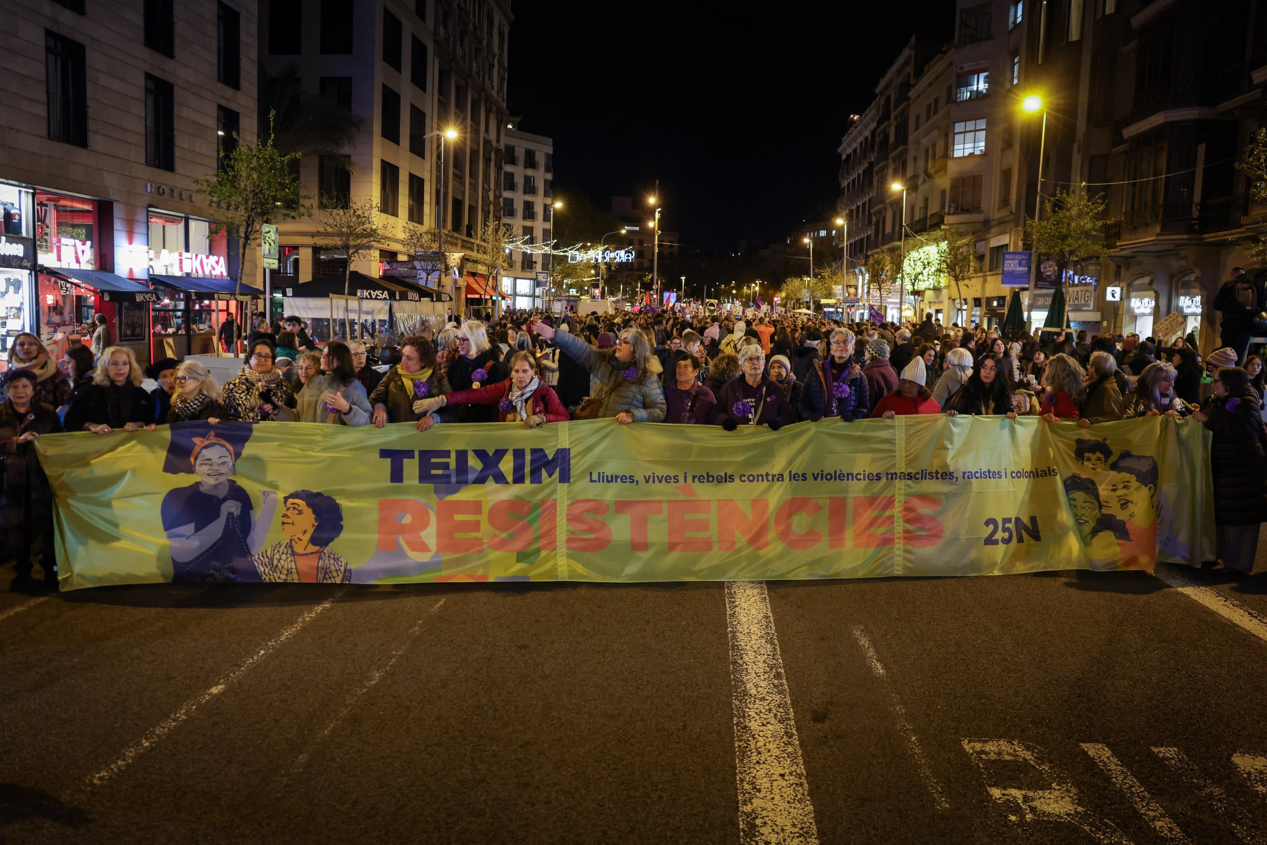 Manifestació feminista del 25-N a Barcelona sota el lema 'Teixim resistències'. | Jordi Borràs (ACN)