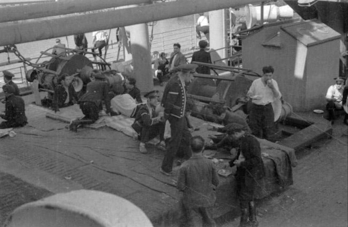 Un grup de detinguts pels anomenats Fets d'Octubre de 1934, a la coberta del vaixell Uruguay. Port de Barcelona. 1934. Sagarra i Plana, Josep Maria
