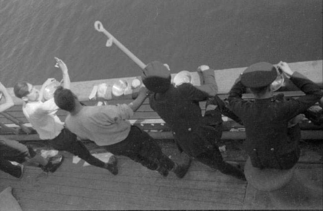 Un grup de detinguts pels anomenats Fets d'Octubre de 1934, a la coberta del vaixell Uruguay. Port de Barcelona. 1934. Sagarra i Plana, Josep Maria