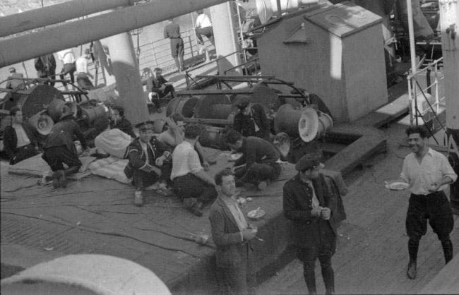 Un grup de detinguts pels anomenats Fets d'Octubre de 1934, a la coberta del vaixell Uruguay. Port de Barcelona. 1934. Sagarra i Plana, Josep Maria