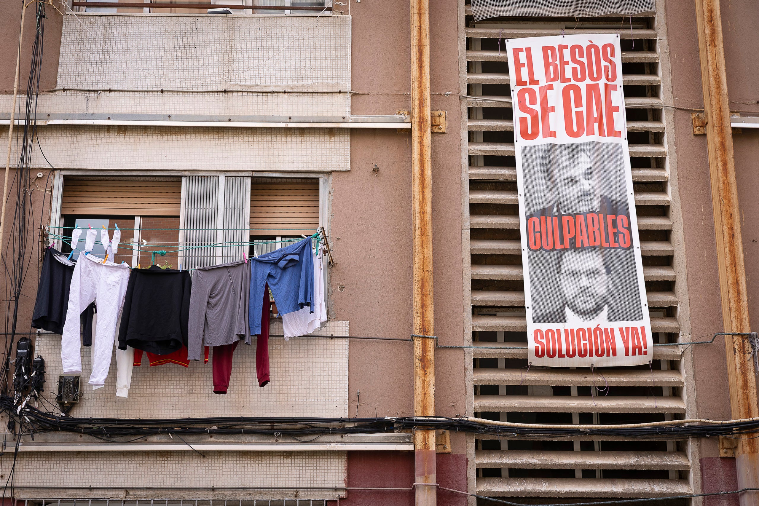 Veïns del carrer de Catània fa anys que tenen pisos apuntalats i veïns desallotjats | Jordi Play