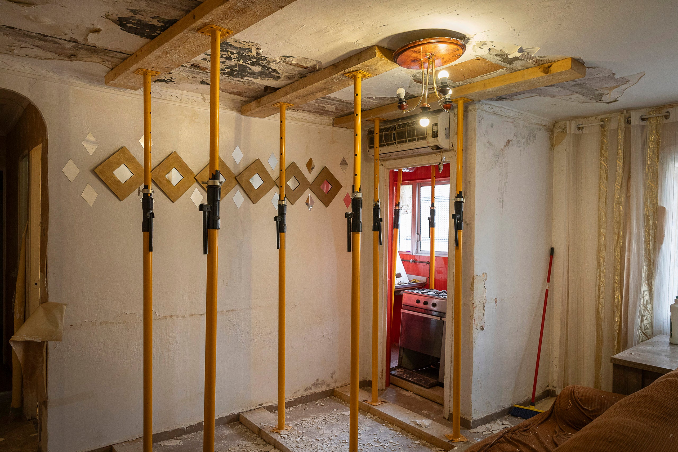 Un pis del Besòs apuntalat pels Bombers | Jordi Play