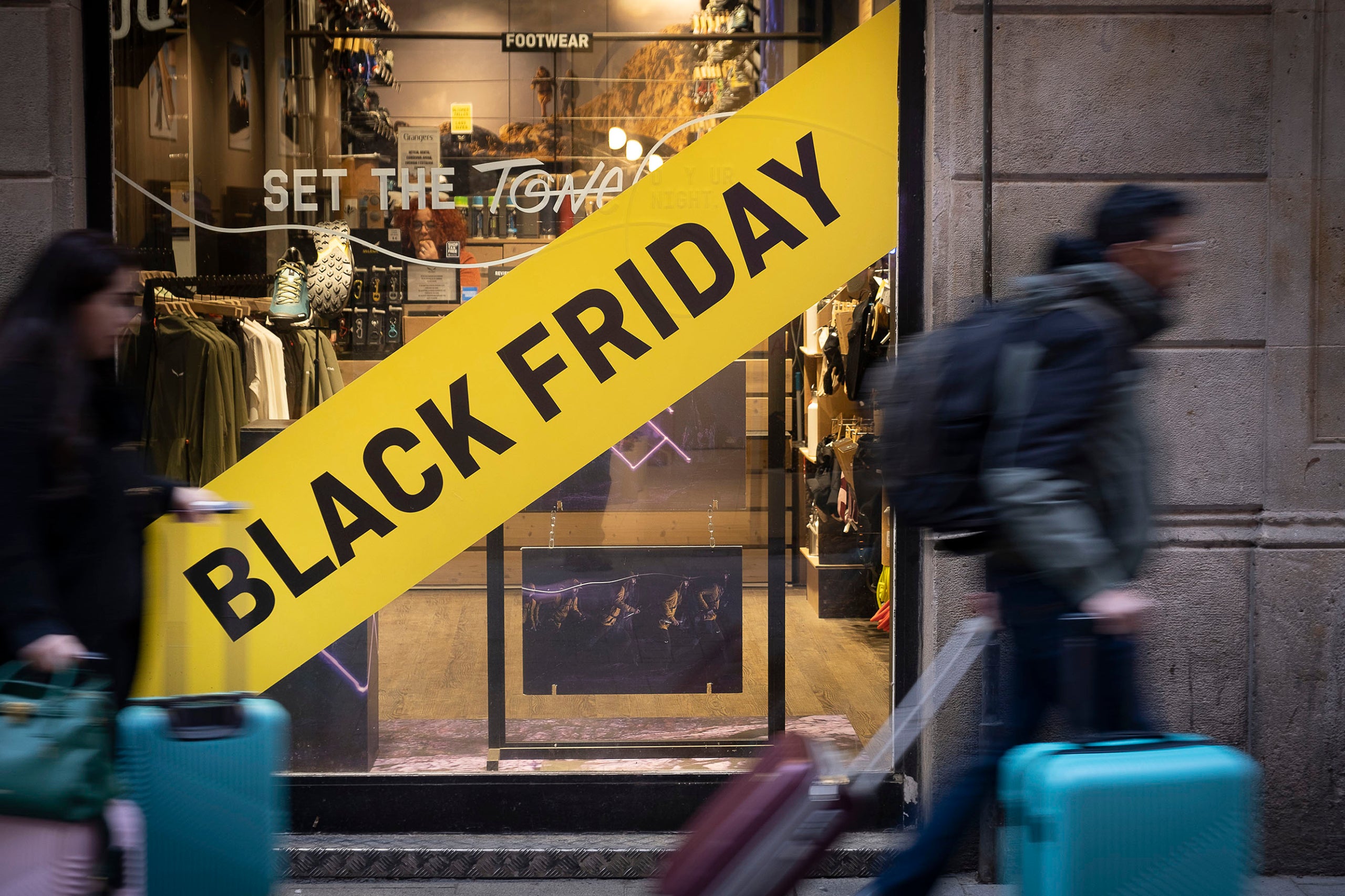 Rètols de reclam pel Black Friday a comerços del carrer Canuda.
28.11.2025, Barcelona

foto: Jordi Play