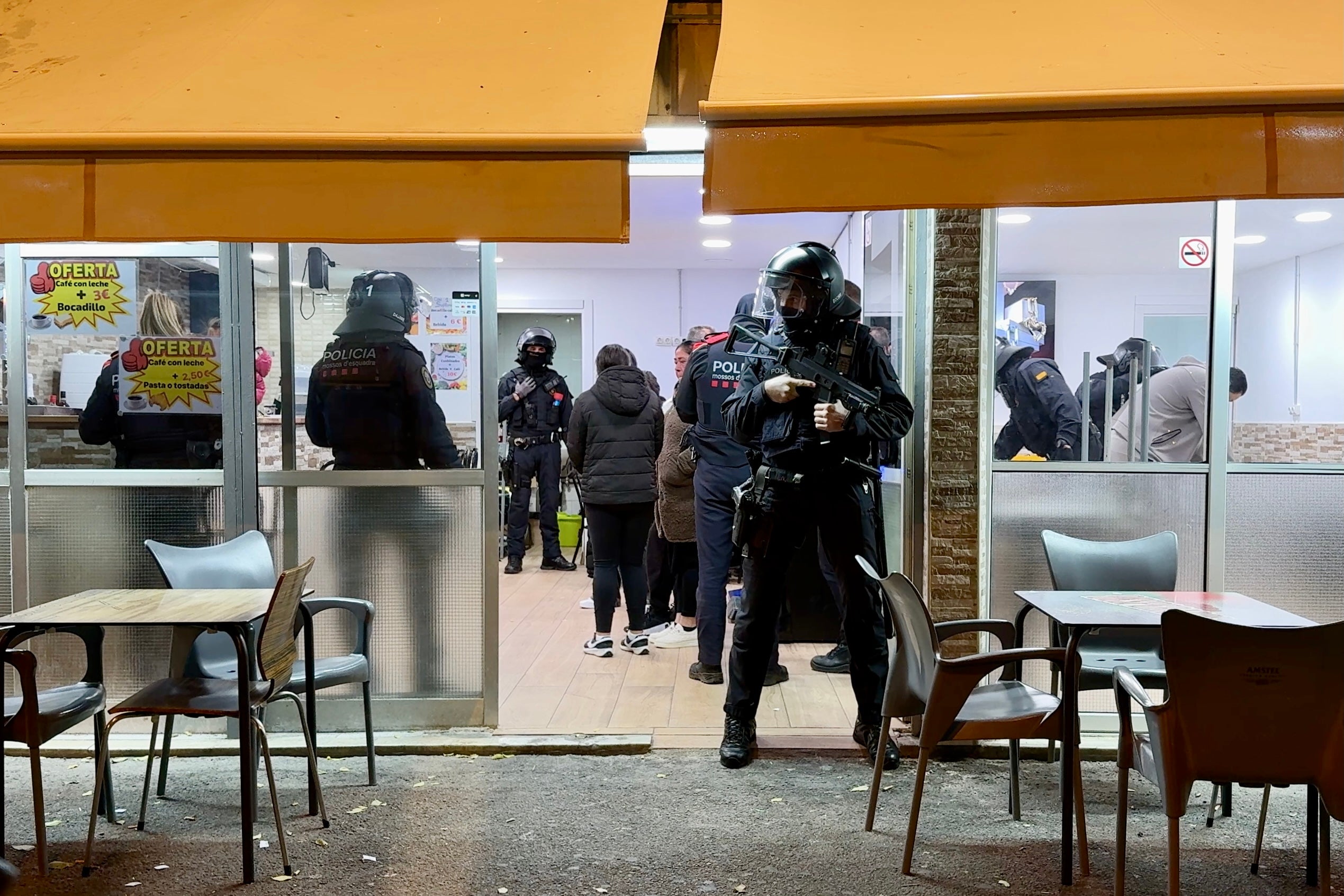 Un dels bars del barri de la Mina de Sant Adrià de Besòs on han intervingut els Mossos d'Esquadra, en el marc del dispositiu 'Kanpai' a l'àrea metropolitana / Jordi Pujolar (ACN)