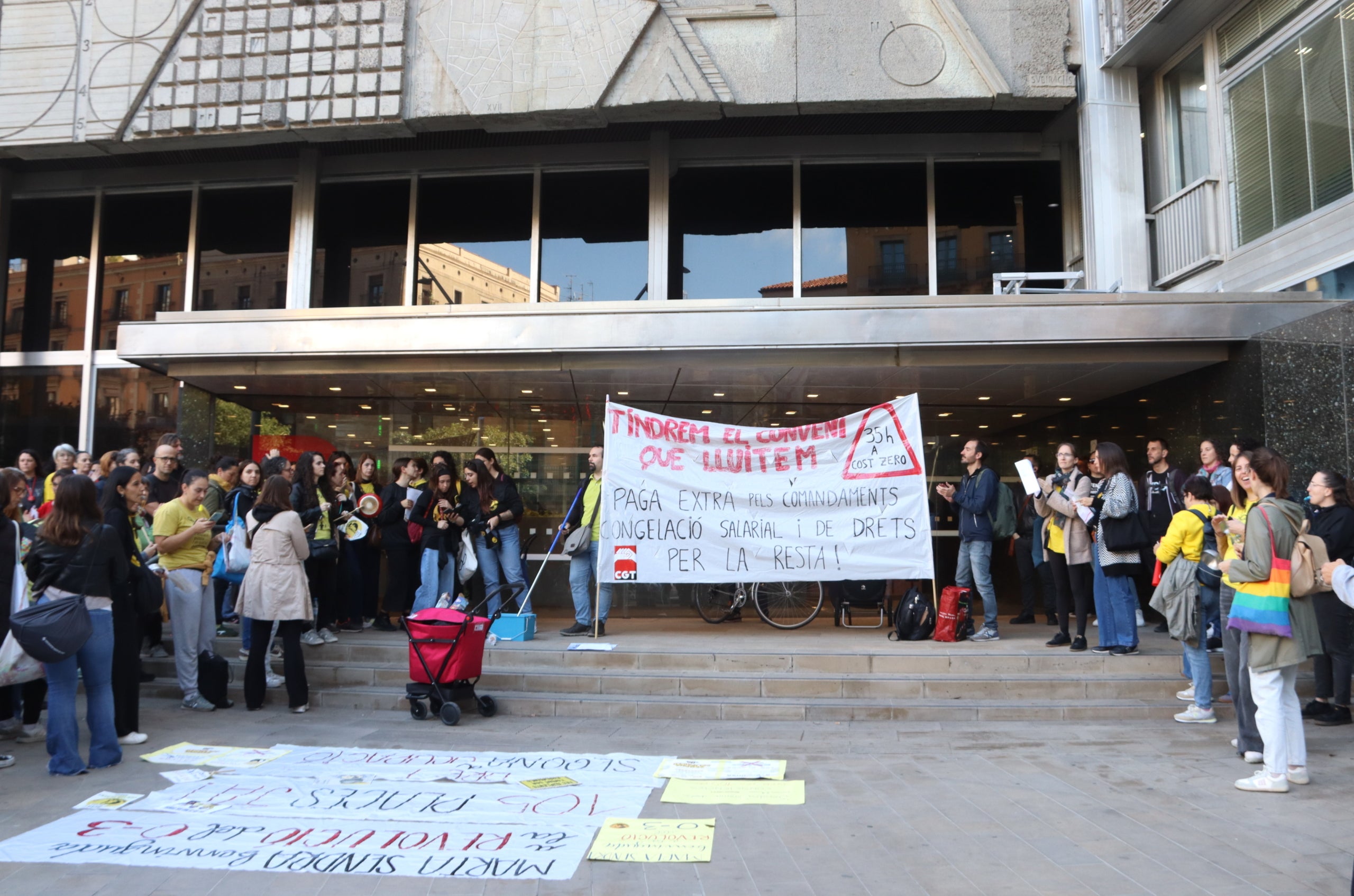 Protesta de treballadors de l’Ajuntament de Barcelona davant les portes del consistori a la plaça de Sant Miquel, amb motiu de la vaga parcial a la plantilla convocada per la CGT pel nou conveni. | Laura Fíguls (ACN)