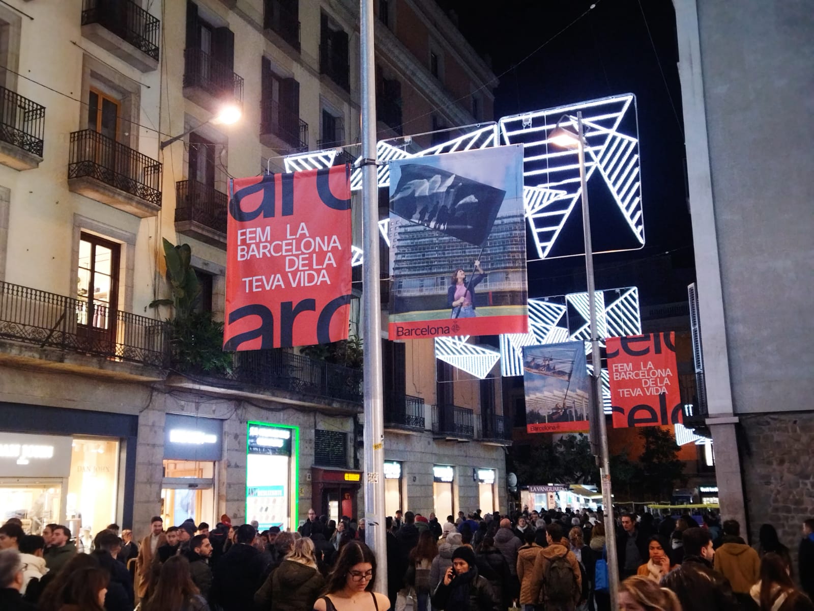 Anuncios de la campaña 'Fem la Barcelona de la teva vida', en el Portal de l'Àngel, sábado por la tarde
