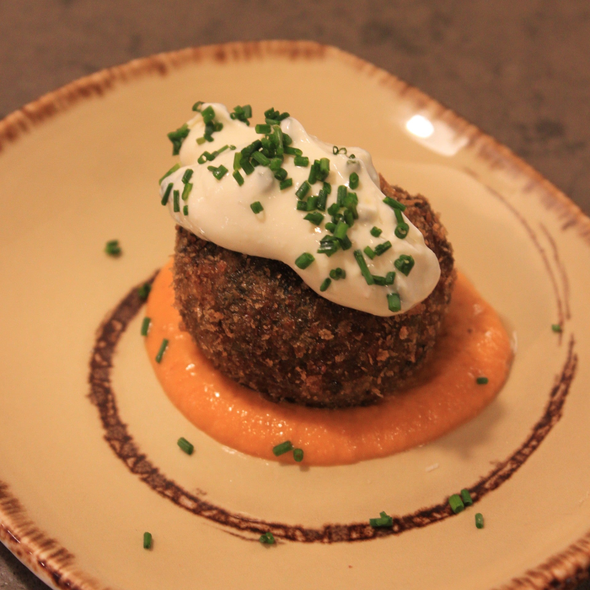 Croqueta de calamar amb un punt picant de Can Ros, un dels restaurants del tast solidari del Casal dels Infants