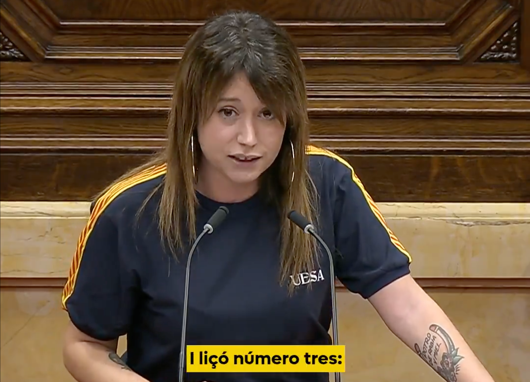 La diputada Laure Vega amb una samarreta del Sant Andreu al Parlament de Catalunya | CUP