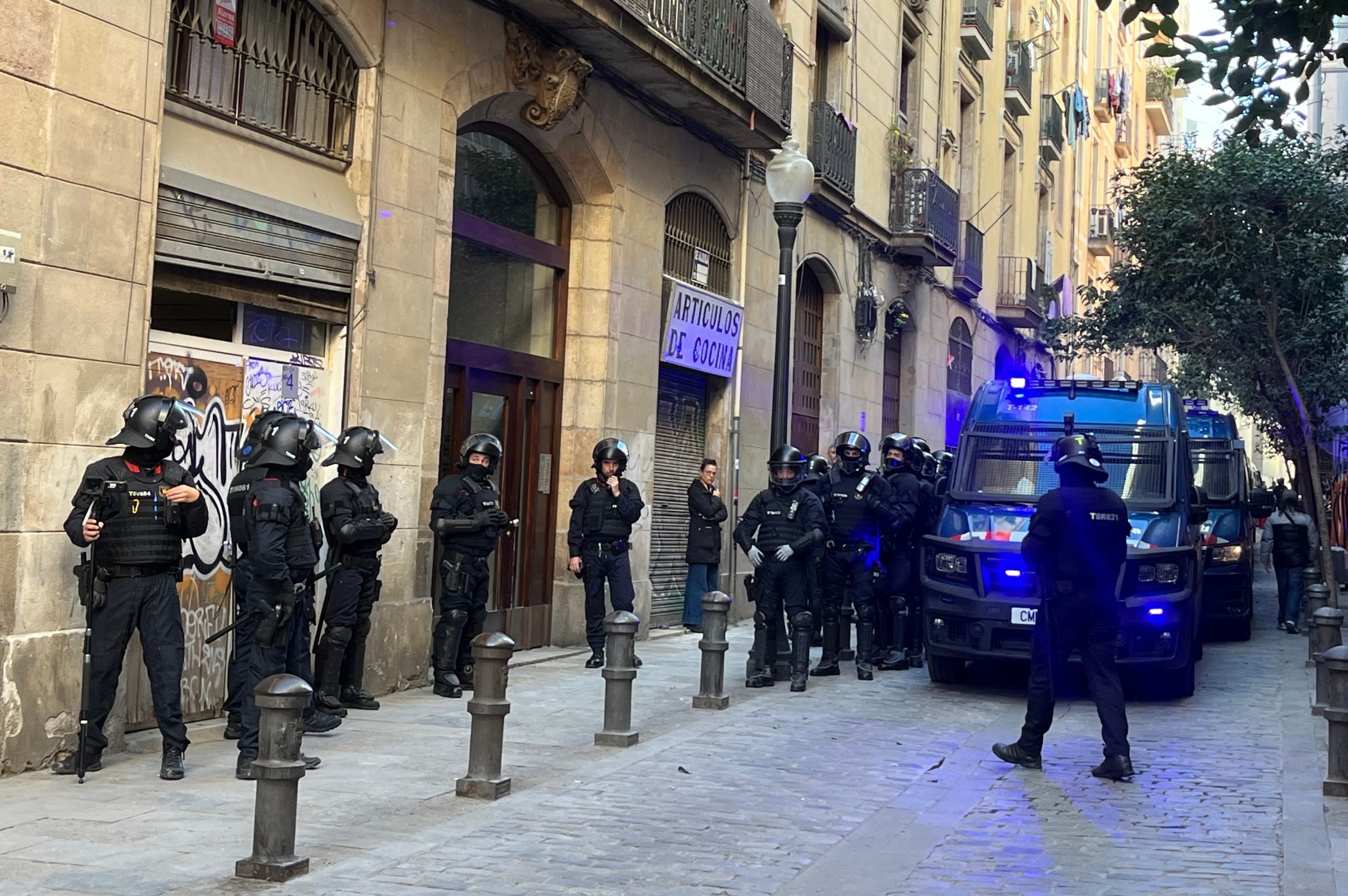 Agents antiavalots dels Mossos d'Esquadra, davant de la casa on es desnonava una mare amb el seu fill de 3 anys / S.B.