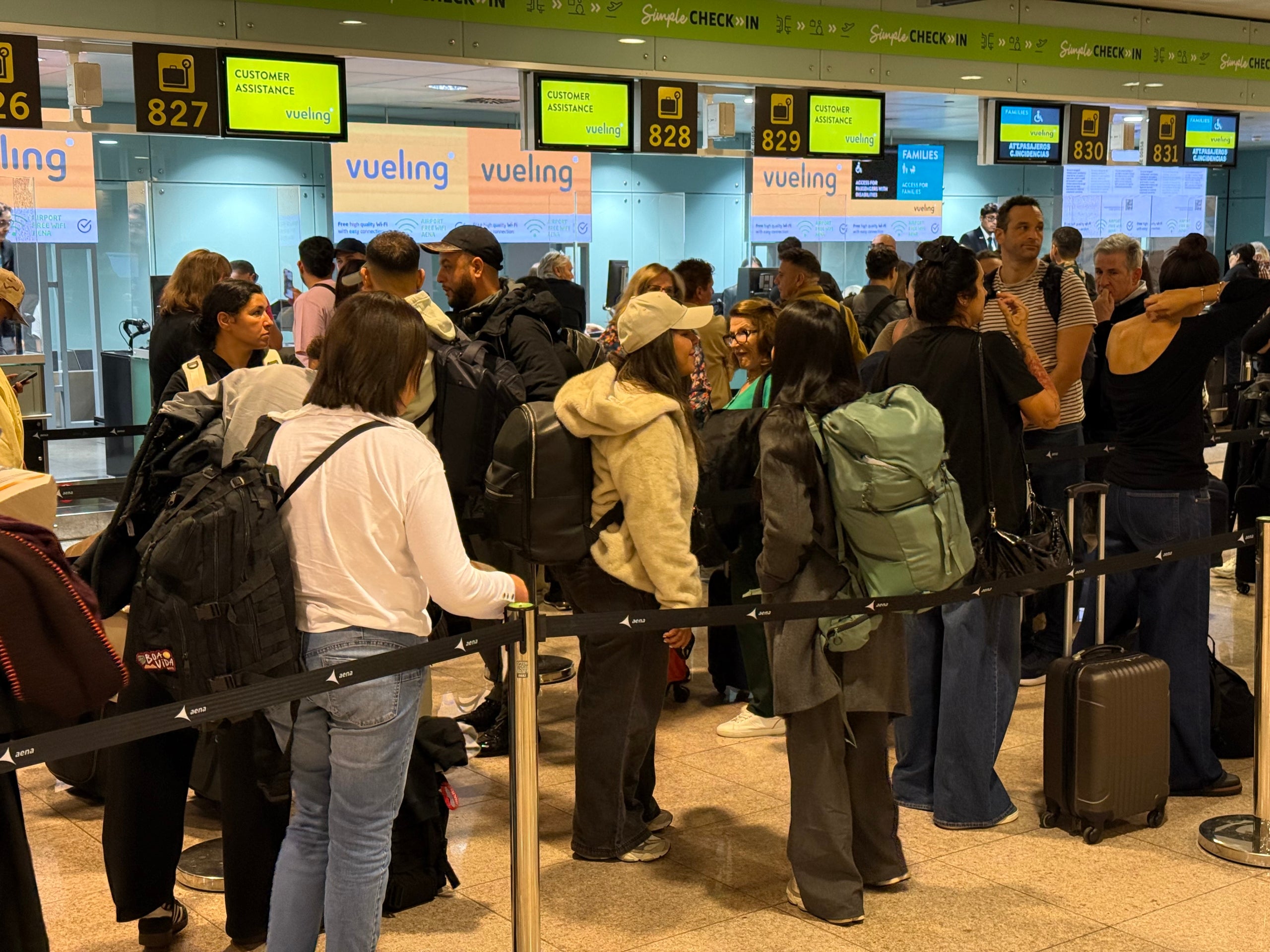 Pasajeros afectados por la cancelación de medio centenar de vuelos por el temporal en el aeropuerto del Prat / Àlex Recolons (ACN)