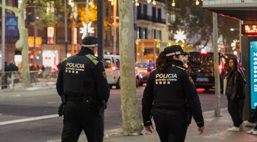 Dos agentes de la Guardia Urbana en Barcelona / Ayuntamiento de Barcelona