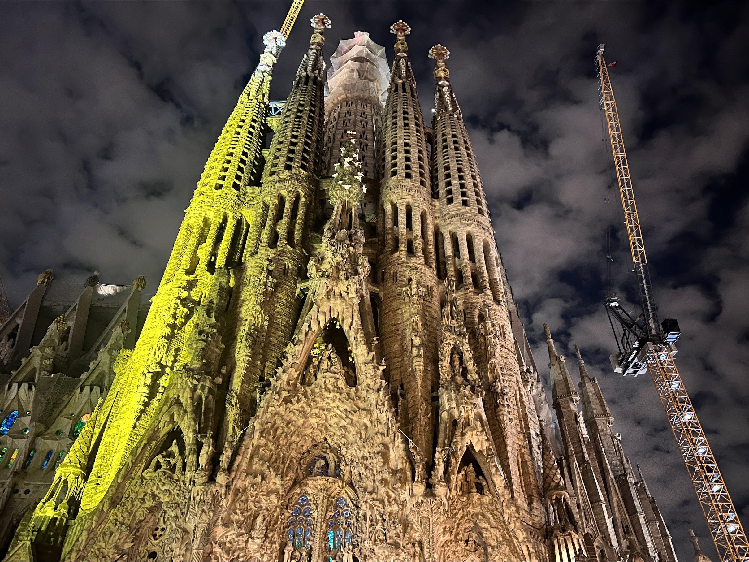 La torre de Bernabé de la Sagrada Família, il·luminada aquest diumenge / ACN-Guifré Jordan