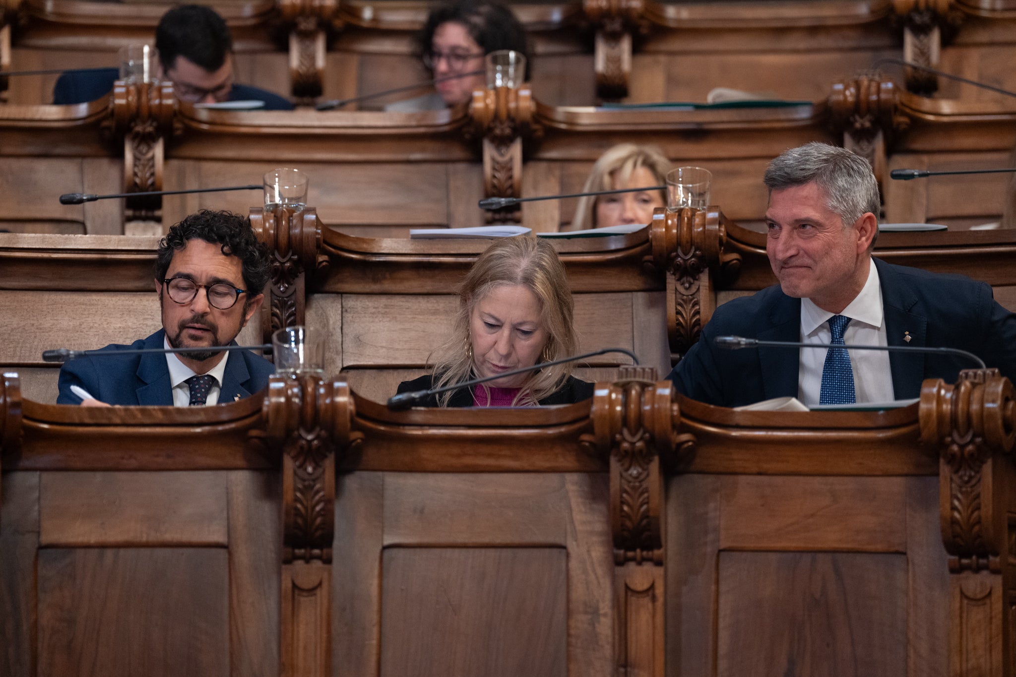 Els regidors de Junts a l'Ajuntament de Barcelona, Damià Calvet i Neus Munté, i el president de Junts a l'Ajuntament de Barcelona, Jordi Martí, durant un ple a l'Ajuntament de Barcelona / David Zorrakino (Europa Press)