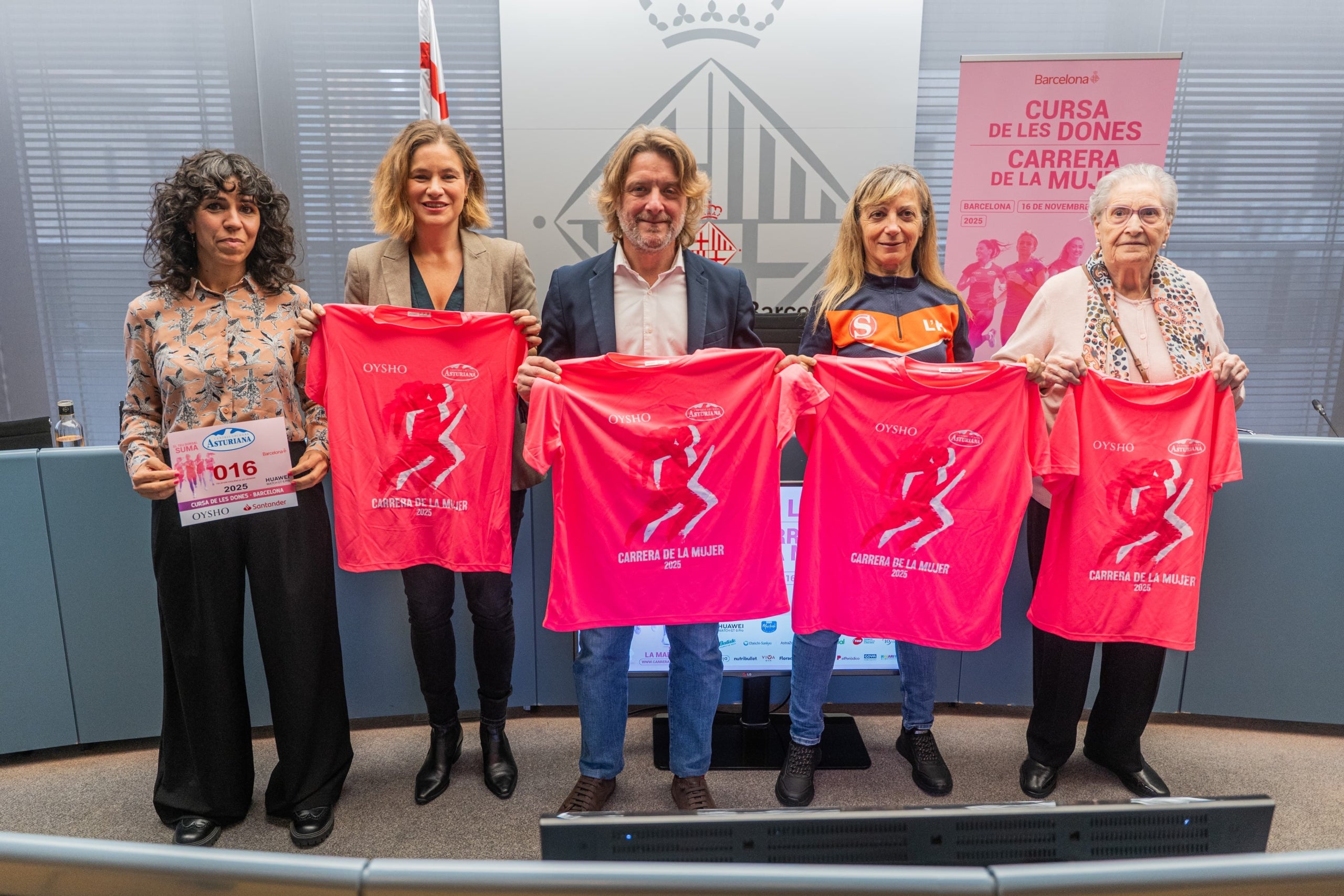 Presentació de la Cursa de la Dona amb les samarretes estampades en castellà / ACN