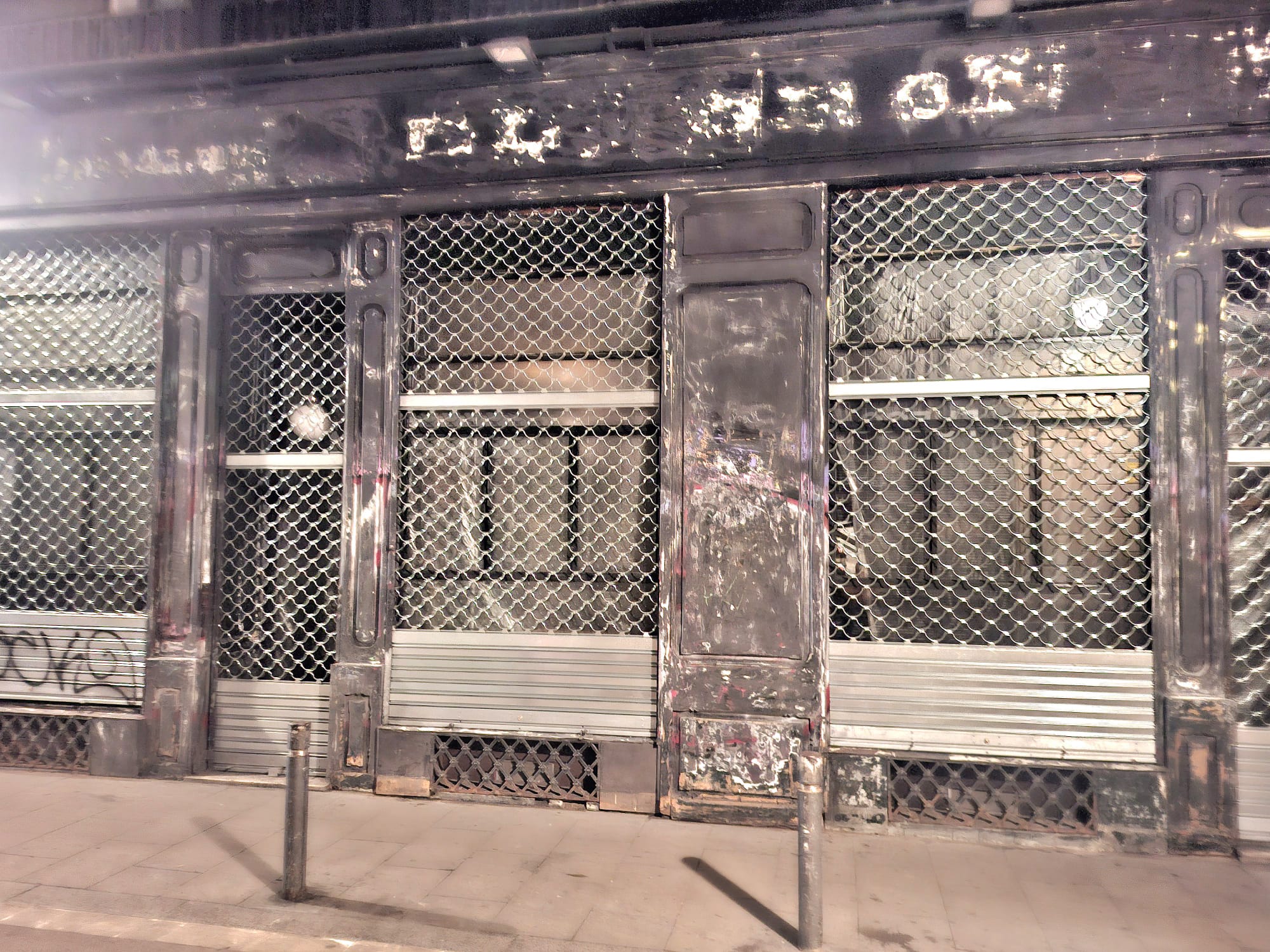 Fachada de El Gran Café del Gòtic, en reformas y sin los letreros / Cedida-Alberto Mejías