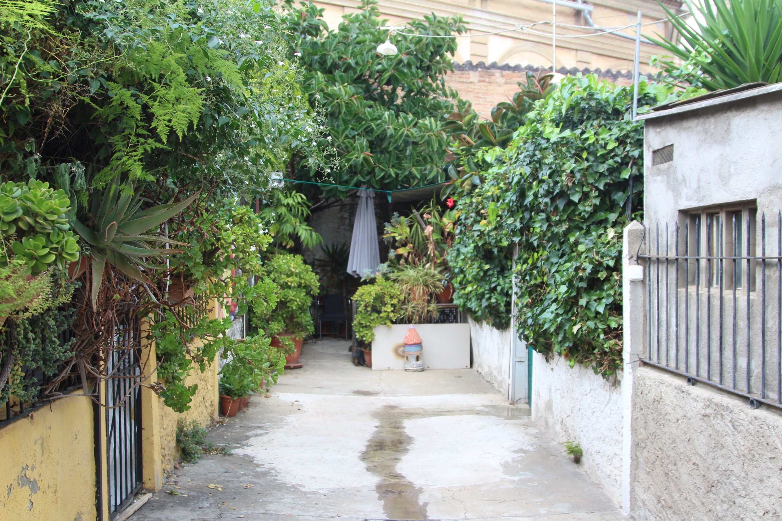 El pasaje oculto en la calle de Burgos afectado por las expropiaciones del Calaix de Sants / A.R.