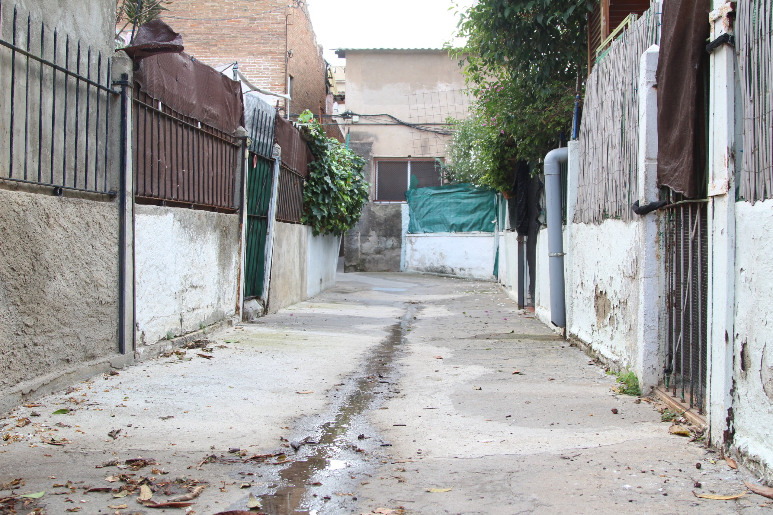 El pasaje oculto en la calle de Burgos afectado por las expropiaciones del Calaix de Sants / A.R.