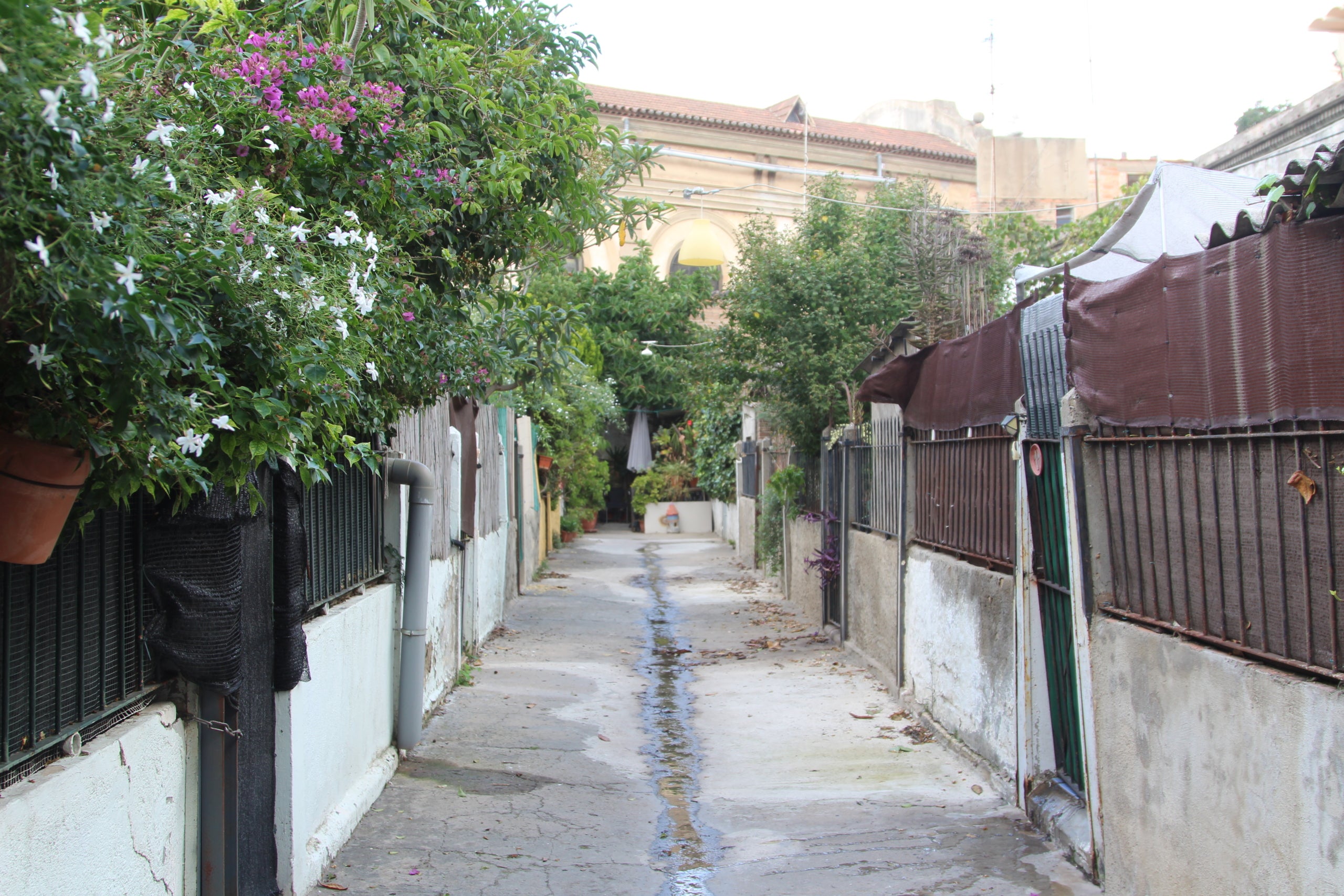El pasaje oculto en la calle de Burgos afectado por las expropiaciones del Calaix de Sants / A.R.