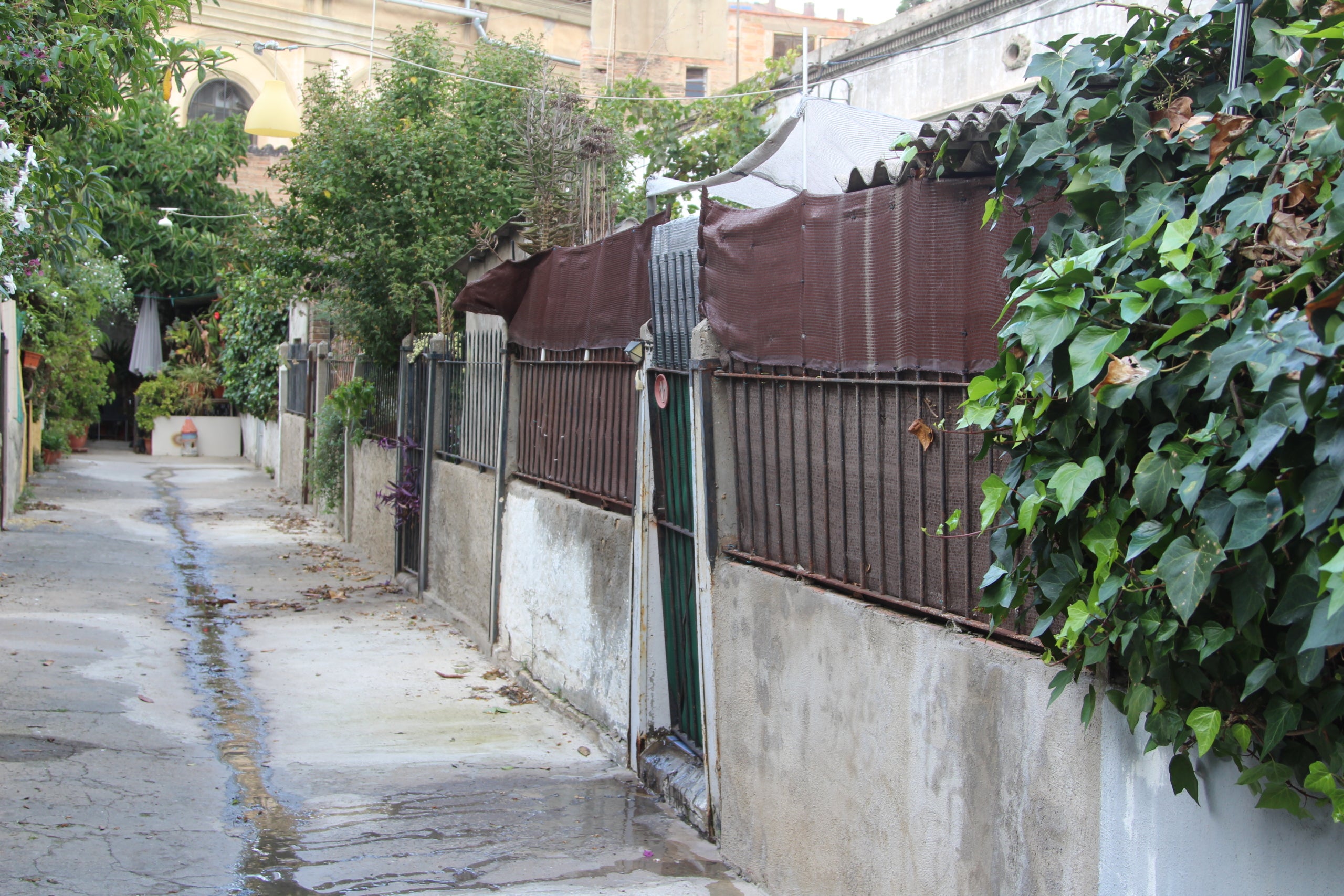 El pasaje oculto en la calle de Burgos afectado por las expropiaciones del Calaix de Sants / A.R.