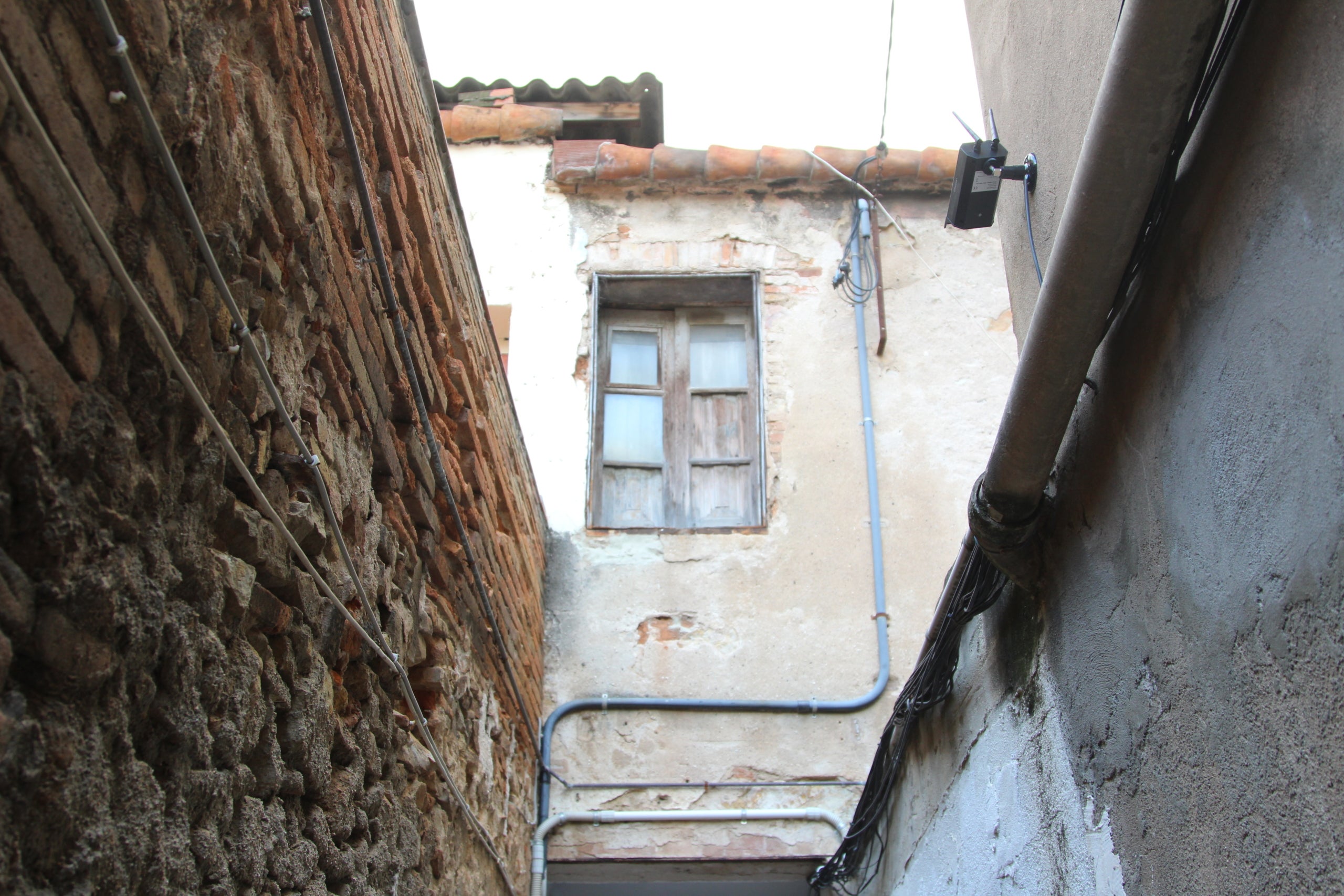 El pasaje oculto en la calle de Burgos afectado por las expropiaciones del Calaix de Sants / A.R.