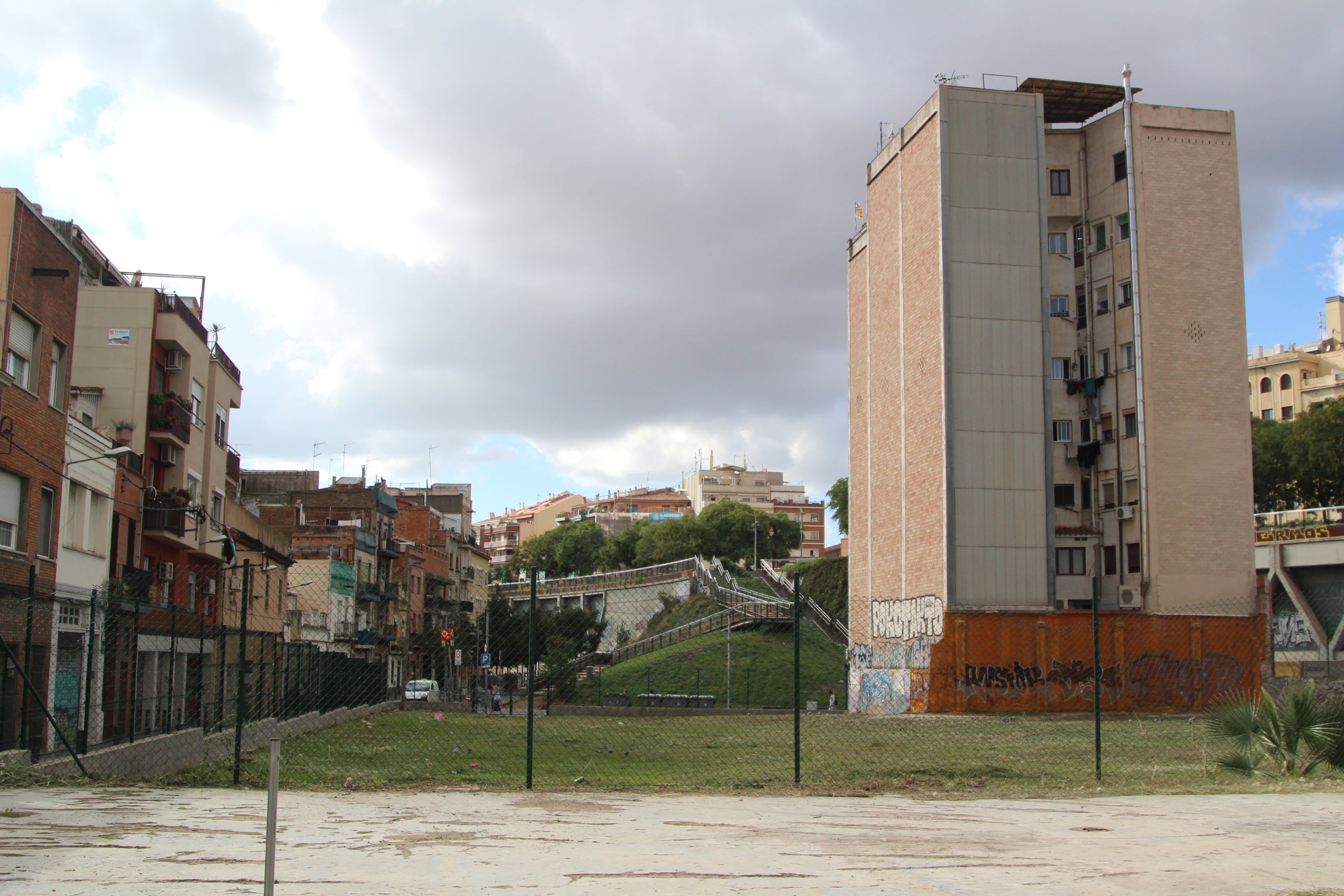 El solar donde se debe realojar a los vecinos del pasaje oculto en la calle de Burgos afectado por las expropiaciones del Calaix de Sants / A.R.