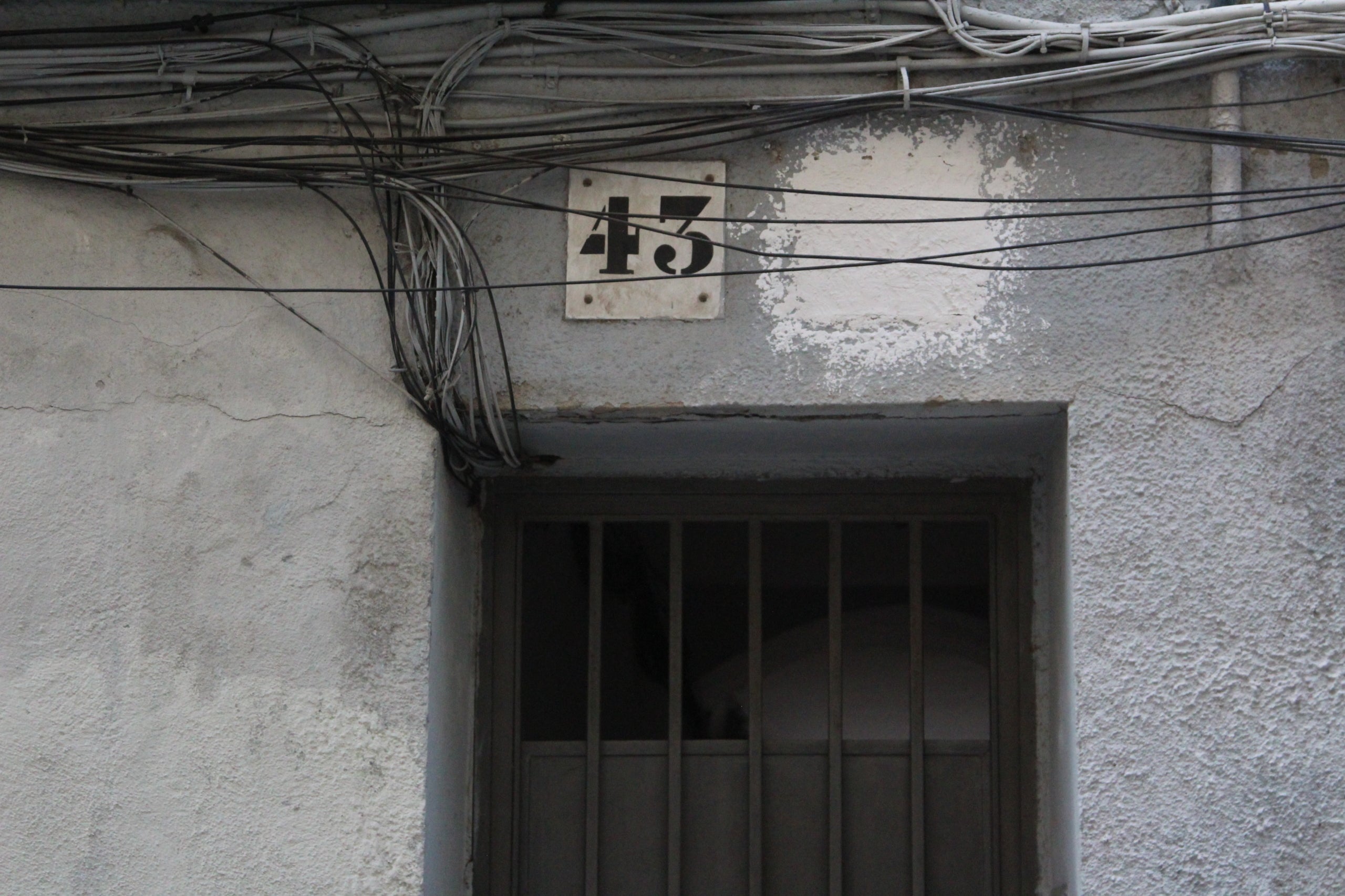 El pasaje oculto en la calle de Burgos afectado por las expropiaciones del Calaix de Sants / A.R.