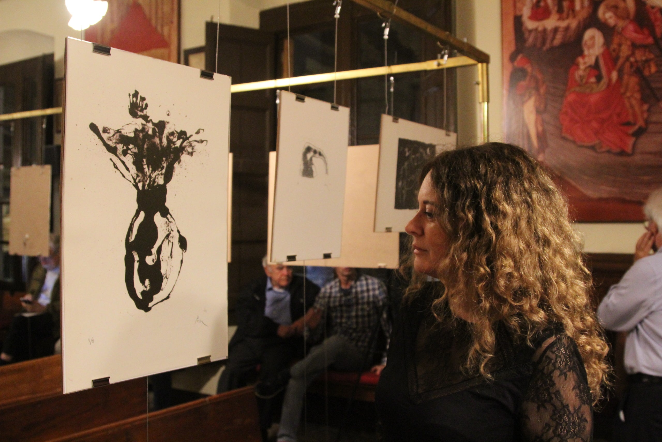 La Lydia Pesarodona, filla de l'artista Lluís Pesarodona, Pessa, en la inauguració de l'exposició monogràfica del seu pare a la seu del Gremi de Revenedors / A.R.