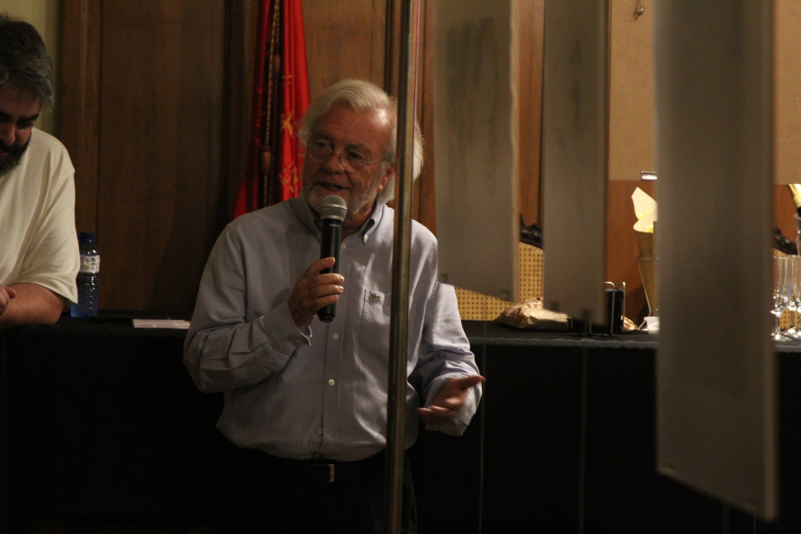 El president del Gremi de Revenedors, Francesc Sendil, durant la inauguració de l'exposició monogràfica de l'artista Lluís Pessarodona, Pessa, a la seu de l'entitat / A.R.