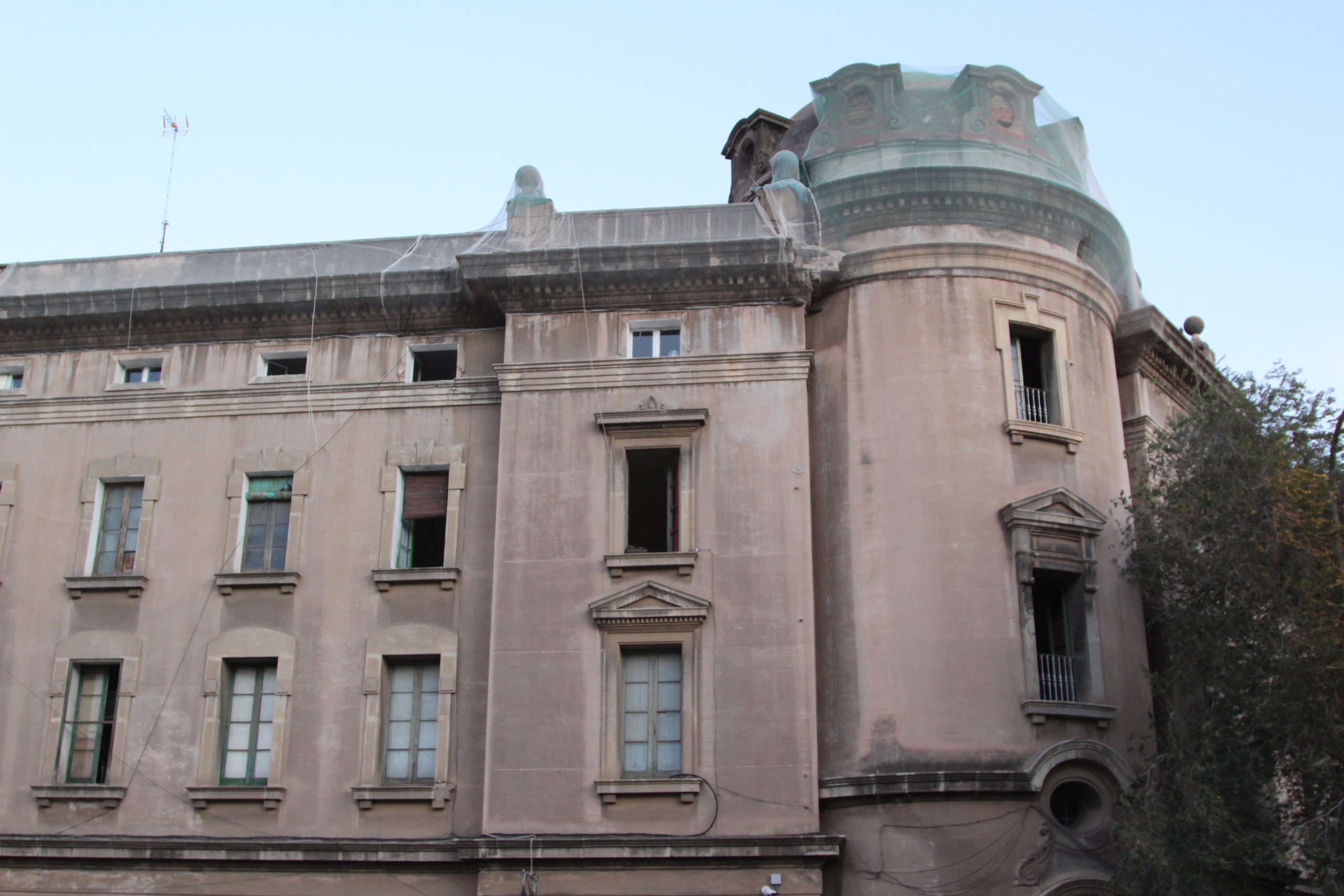 Edifici de l'antiga estació de mercaderies de la Sagrera, que a principis del 2026 hauria de ser enderrocada / A.R.