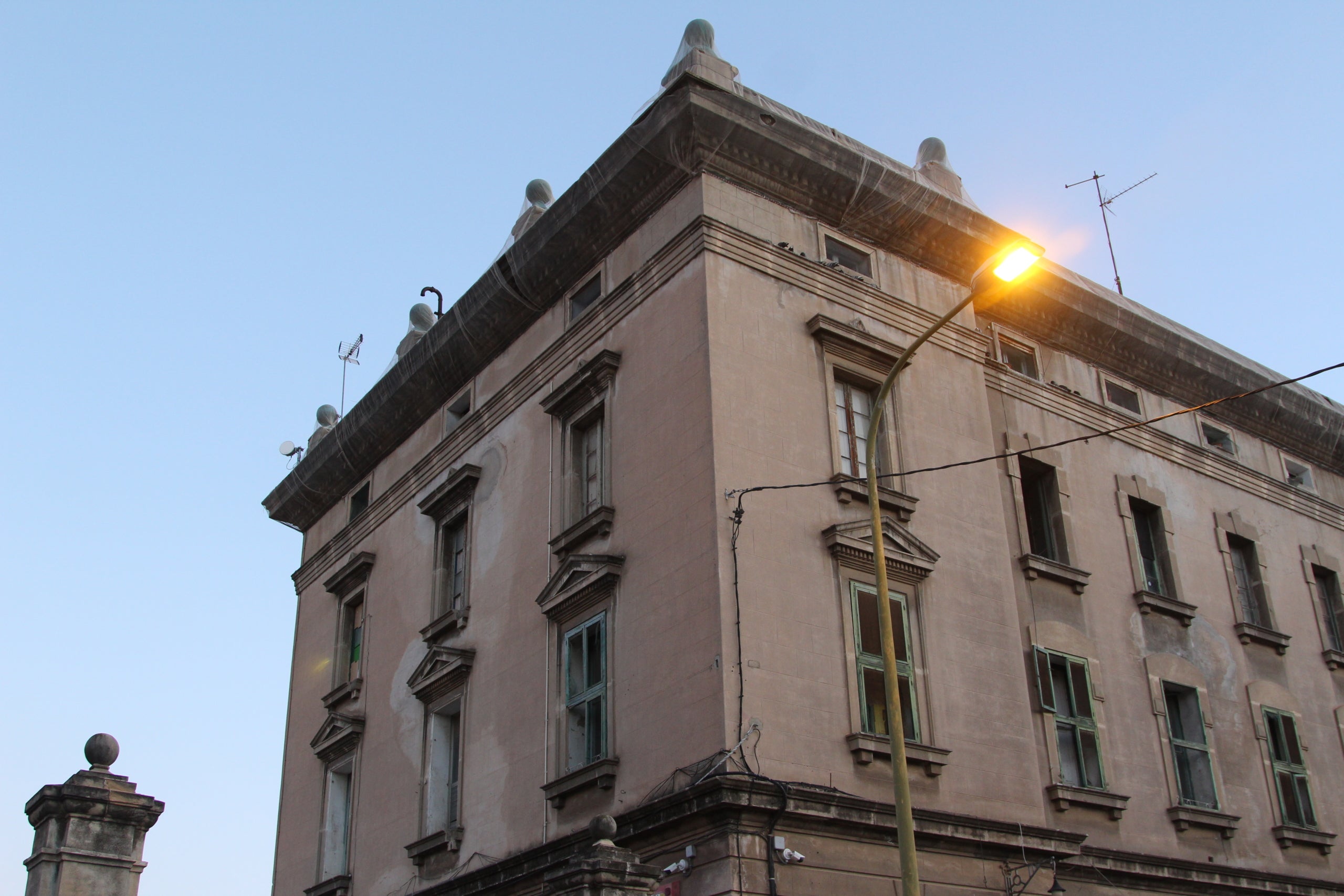 Edifici de l'antiga estació de mercaderies de la Sagrera, que a principis del 2026 hauria de ser enderrocada / A.R.