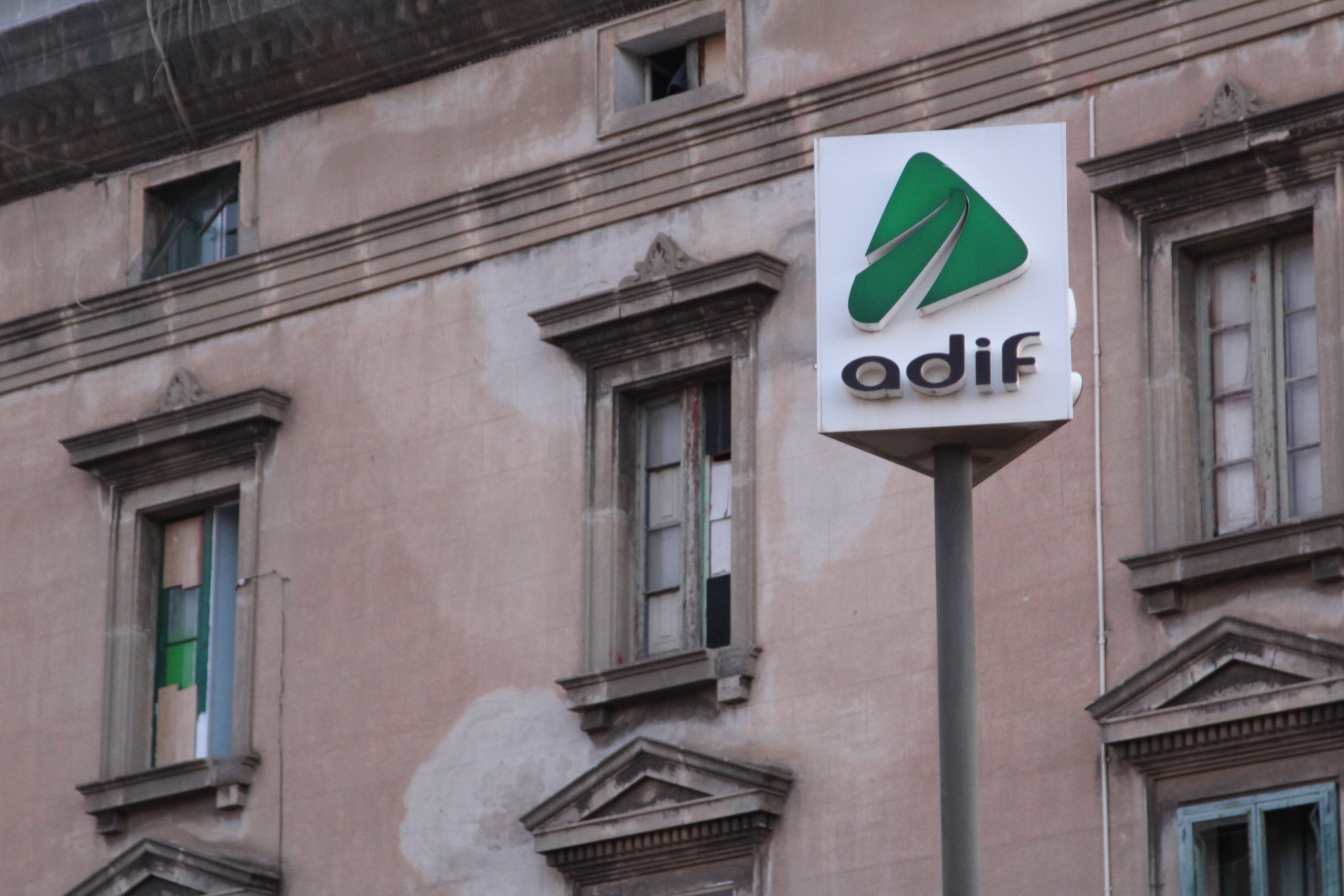 Edifici de l'antiga estació de mercaderies de la Sagrera, que a principis del 2026 hauria de ser enderrocada / A.R.