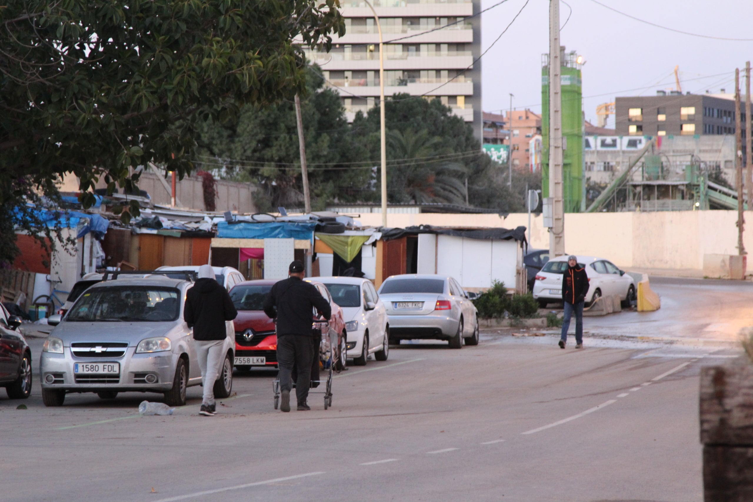 Assentament de barraques ubicat davant de l'edifici de l'antiga estació de mercaderies de la Sagrera, que a principis del 2026 hauria de ser enderrocada / A.R.