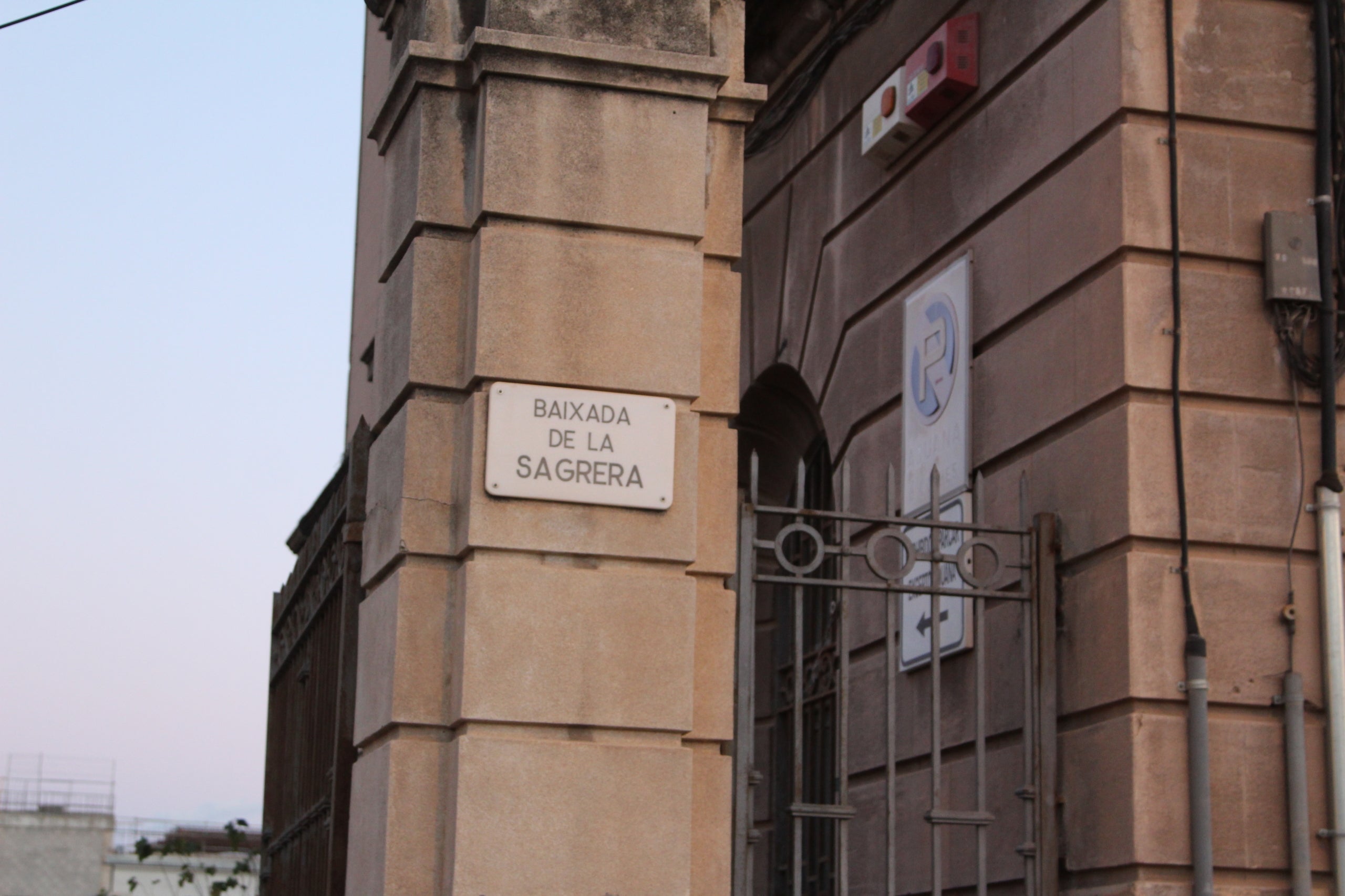 Edifici de l'antiga estació de mercaderies de la Sagrera, que a principis del 2026 hauria de ser enderrocada / A.R.