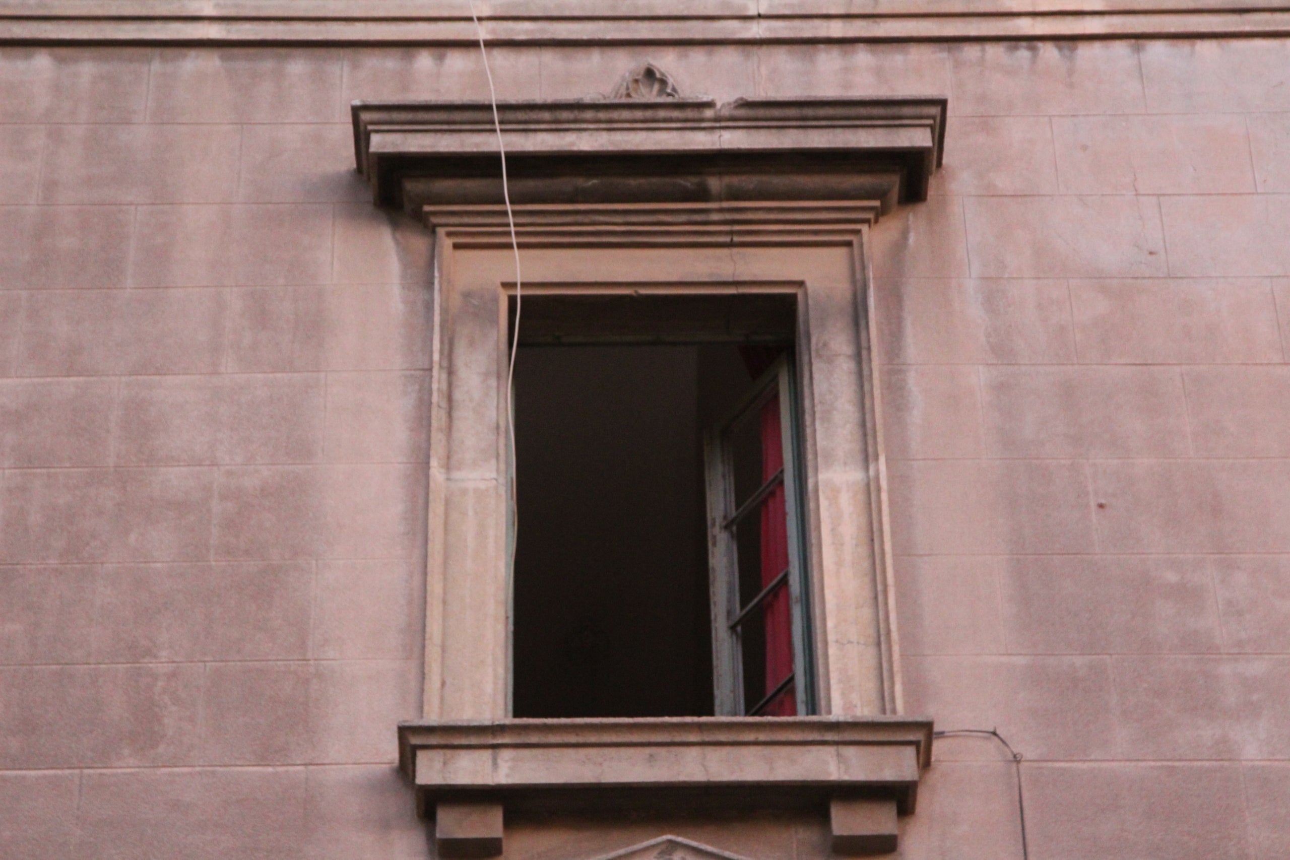 Edifici de l'antiga estació de mercaderies de la Sagrera, que a principis del 2026 hauria de ser enderrocada / A.R.