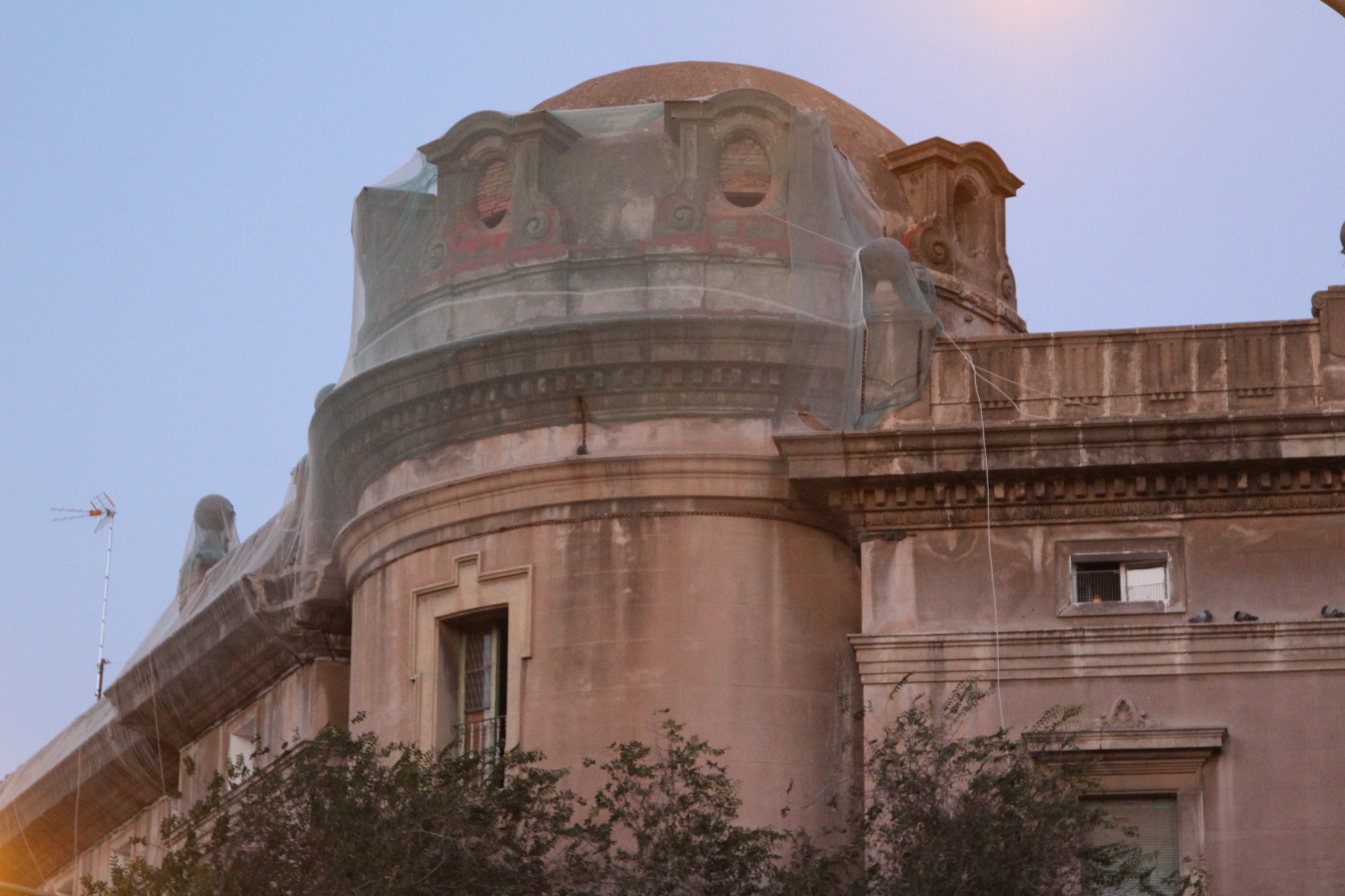 Edifici de l'antiga estació de mercaderies de la Sagrera, que a principis del 2026 hauria de ser enderrocada / A.R.