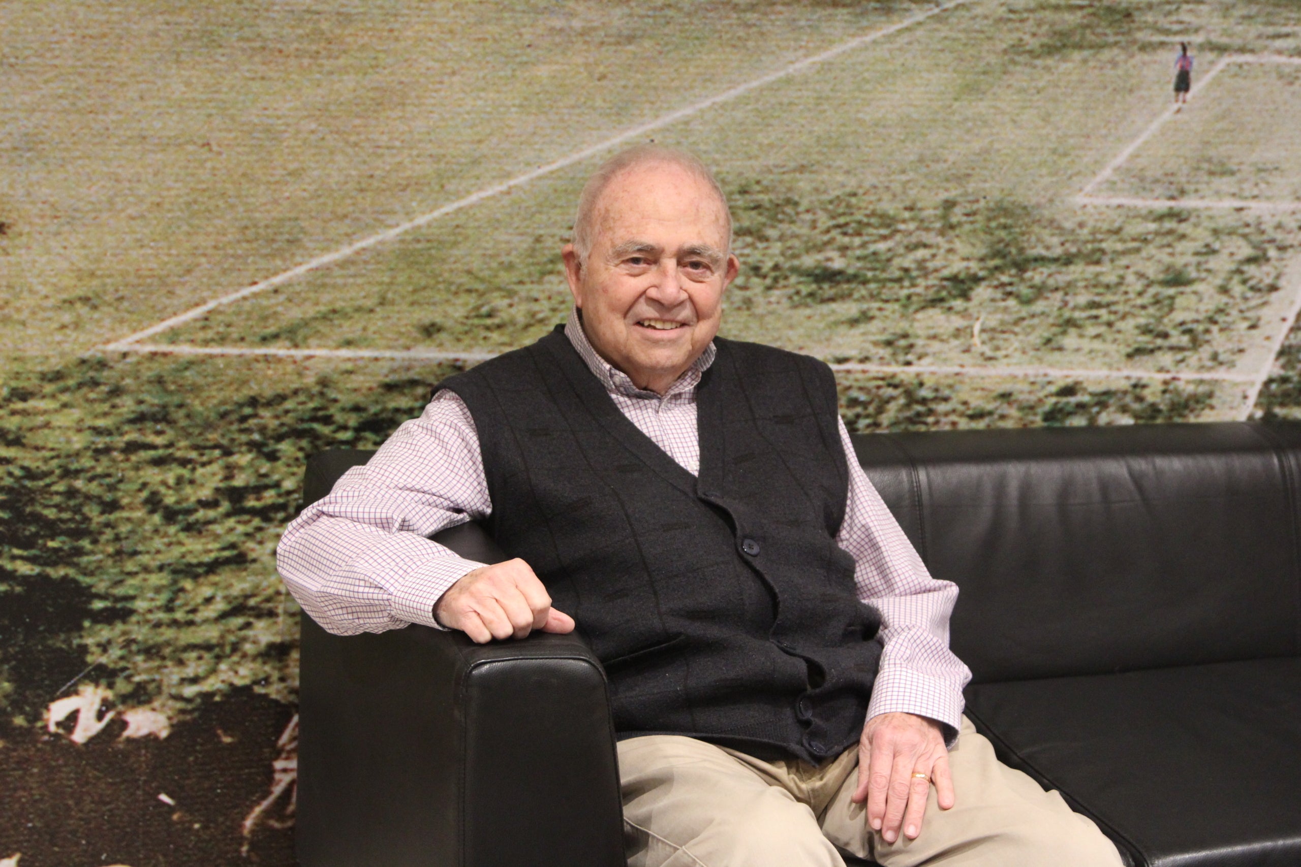 En Lluís Llop, soci veterà del Barça fotografiat a la seu de l'Agrupació de Jugadors del FC Barcelona / A.R.
