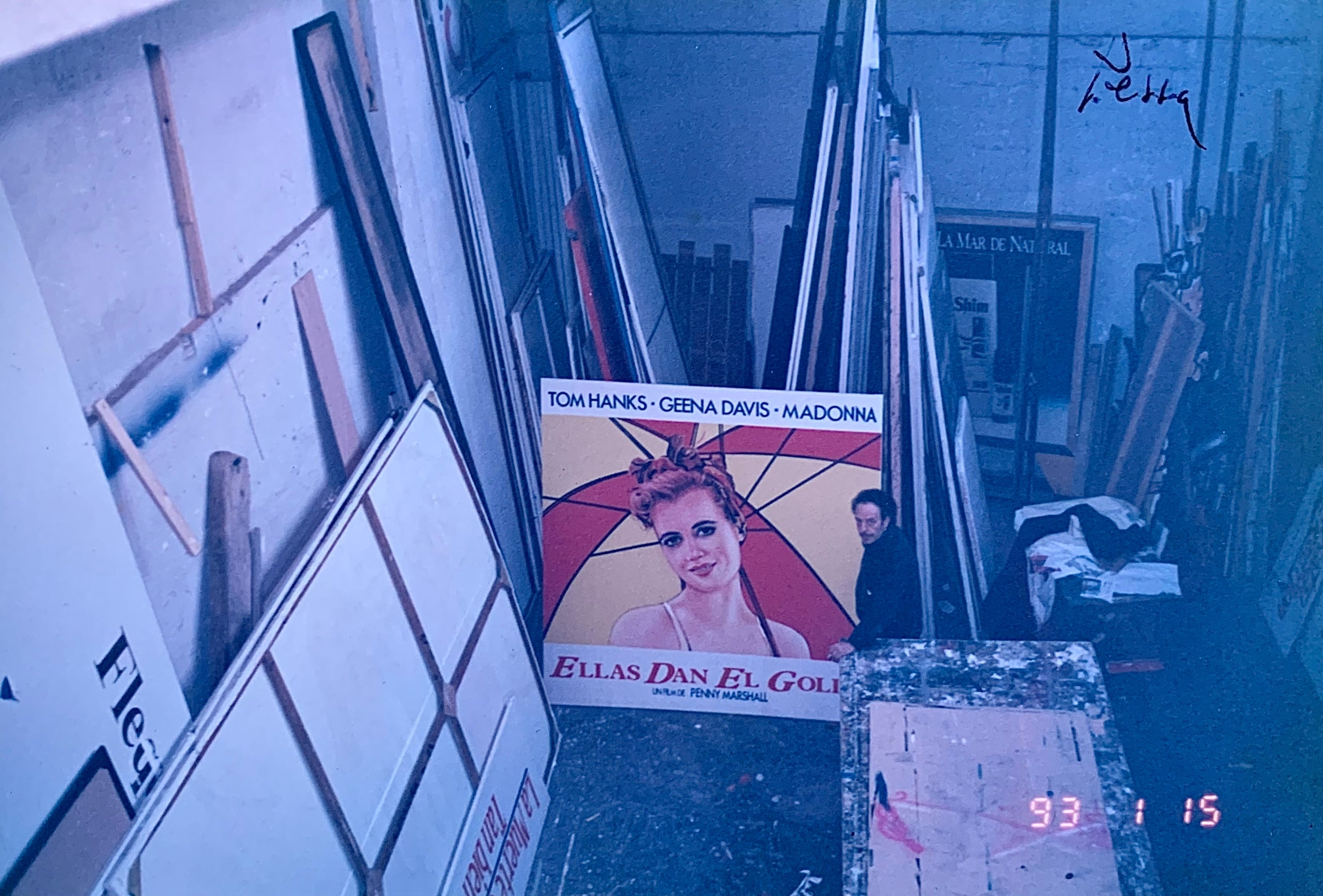L'artista Lluís Pessa treballant al seu taller davant del cartell de la pel·lícula 'Ellas Dan El Golpe' pintat per ell (1993) / Laia (Wikimedia Commons)