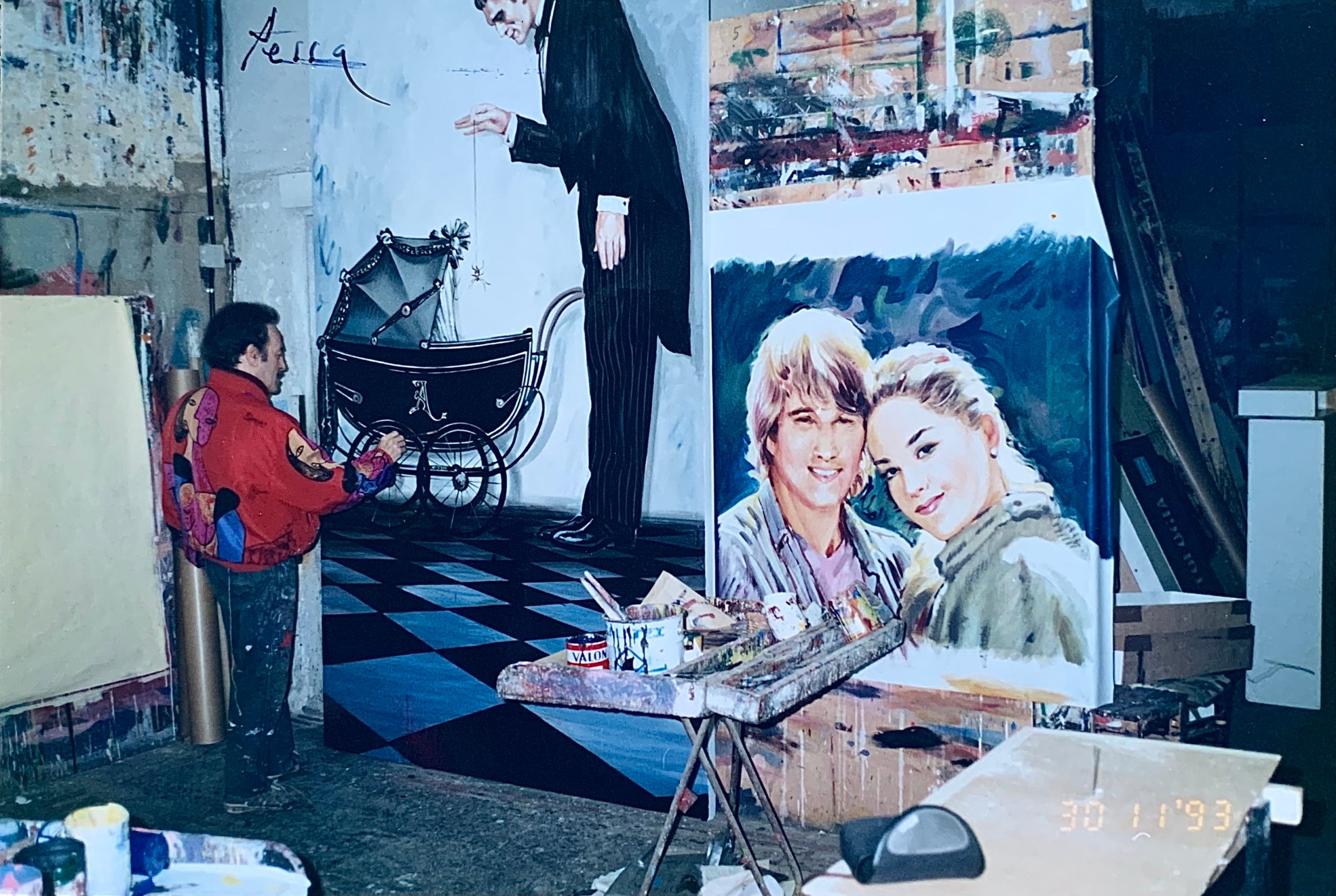 L'artista Lluís Pessa pinta un cartell al seu taller en una imatge d'arxiu / Laia (Wikimedia Commons)