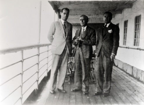 D’esquerra a dreta de la imatge, Josep Gibert (alcalde del Prat 1934-1936), Pompeu Fabra i Joan Bruxola (alcalde del Prat 1937-1939), a la coberta del vaixell-presó 'Uruguay' / Fotografia del Fons Municipal ( AMEP)