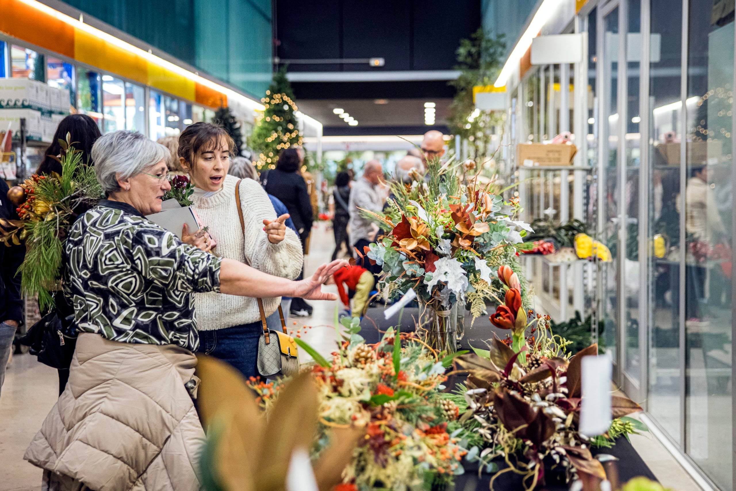 Unos 2.000 profesionales se han acercado este domingo a Mercabarna-flor 